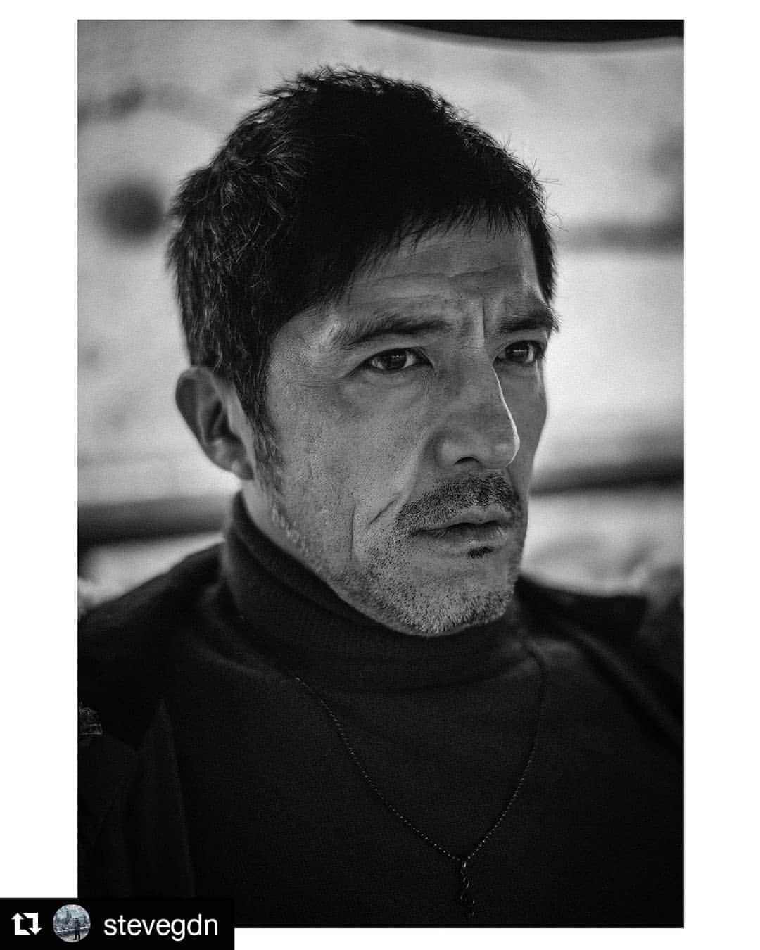 のインスタグラム：「#Repost @stevegdn ・・・ Atsushi Yanaka, from the Tokyo Ska Paradise Orchestra.  Shot for magazine Steppin Out, now out in kiosk. @a.yanaka @magazinesteppinout  東京スカパラダイスオーケストラの谷中さんを撮影しました。 今出てるステッピンアウトにてチェック下さい！ . . . #portrait #tokyoskaparadiseorchestra #yanakaatsushi #東京スカパラダイスオーケストラ #谷中敦」