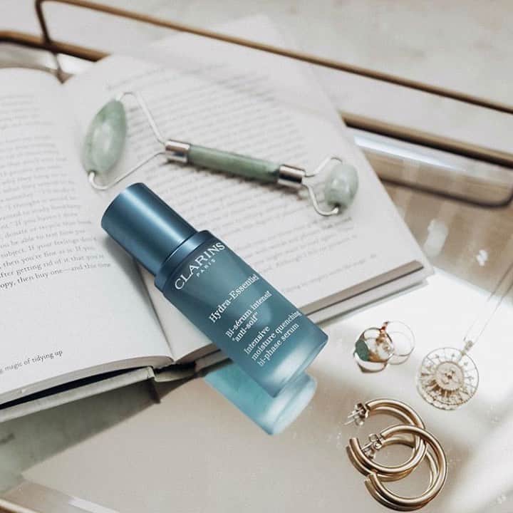 Clarins Australiaさんのインスタグラム写真 - (Clarins AustraliaInstagram)「We’re preparing for the incoming winter chill by upping our hydration game now. #Clarins Hydra-Essentiel Bi-phase Serum is a refreshing, lightweight serum that quenches skin with organic leaf of life extract. 📸: @SierraChantal #ClarinsAus #ClarinsSkincare」4月9日 17時04分 - clarinsanz