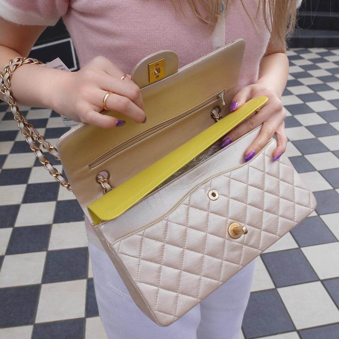 Vintage Brand Boutique AMOREさんのインスタグラム写真 - (Vintage Brand Boutique AMOREInstagram)「SOLD OUT!!! Chanel iridescent beige lamb skin CF shoulder bag in medium with matte gold hardware. ≫ Free Shipping Worldwide✈️ DM for more information ✉️ info@amorevintagetokyo.com  #ヴィンテージ #シャネル  #ヴィンテージシャネル #ヴィンテージブランドブティック #アモーレ #アモーレトーキョー #表参道 #青山 #東京 #chanel #vintage #vintagechanel #chanelvintage#amoretokyo #amorevintage #vintageshop」4月9日 17時05分 - amore_tokyo
