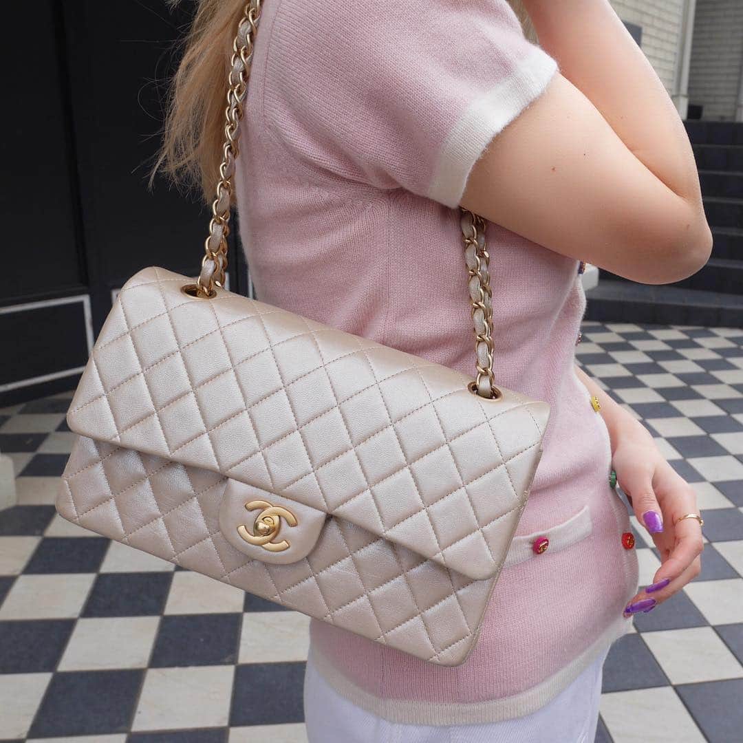 Vintage Brand Boutique AMOREさんのインスタグラム写真 - (Vintage Brand Boutique AMOREInstagram)「SOLD OUT!!! Chanel iridescent beige lamb skin CF shoulder bag in medium with matte gold hardware. ≫ Free Shipping Worldwide✈️ DM for more information ✉️ info@amorevintagetokyo.com  #ヴィンテージ #シャネル  #ヴィンテージシャネル #ヴィンテージブランドブティック #アモーレ #アモーレトーキョー #表参道 #青山 #東京 #chanel #vintage #vintagechanel #chanelvintage#amoretokyo #amorevintage #vintageshop」4月9日 17時05分 - amore_tokyo