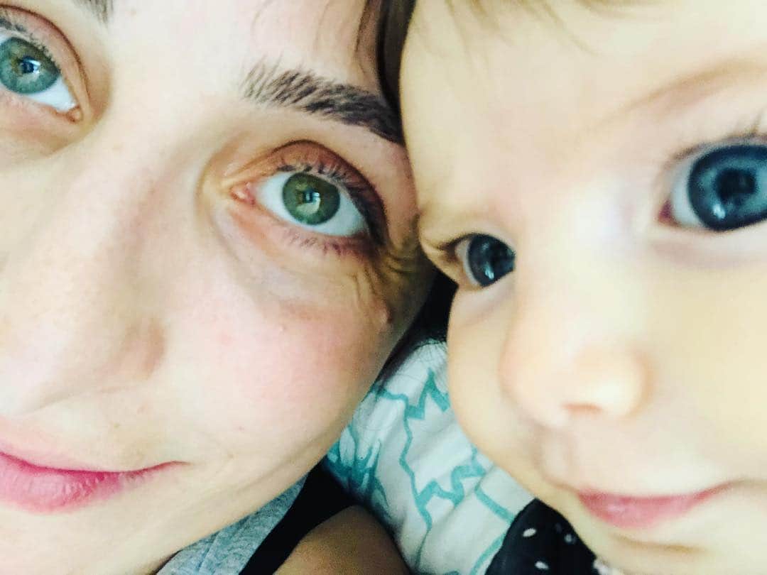 ギョズデ・ソンスルマのインスタグラム：「Her eyes; they speak, they spark, they shine, they sing and they dance. 💙🧿💙」