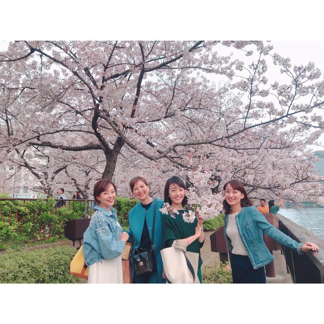 吉竹史さんのインスタグラム写真 - (吉竹史Instagram)「そして、お花見ながらご飯屋さんに向かう🌸🍡 川沿い好きだな〜」4月9日 17時11分 - fumi_yoshitake