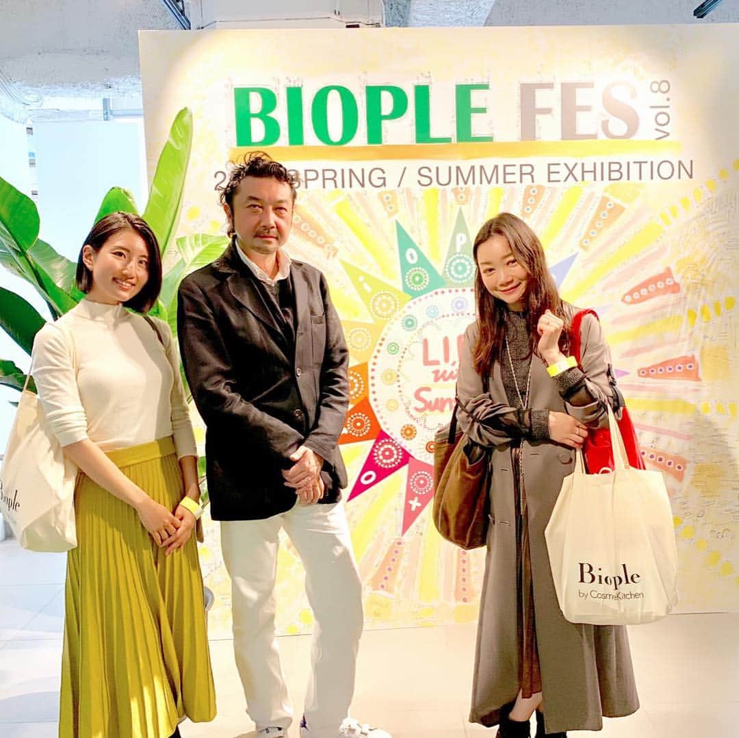 望月一花のインスタグラム：「#Bioplefes ナチュラルなものが元々好きで、食いしん坊からの研究気質ゆえ、色々巡っていたらいつのまにかオタクな程になっておりました😂 そして前々からポエティックな文章で気になっていた#オーガニックダンディ の @tatsuyanakamura0819 さんにお会い出来、嬉しや嬉し❣️ とても気さくな方で、写真をご一緒していただきました🤗📸 展示会の新作たちは、ワクワクするものも沢山❣️ ただ#オーガニック なだけじゃなくて、内側から直接身体に響いてくるようなプロダクツが多かったです。 今お勉強してる#生化学 で、色々仕組みや繋がりがわかって面白い〜 刺激たっぷりいただきました❣️ サンプルレビューは @veggydarling でしようかな💖」