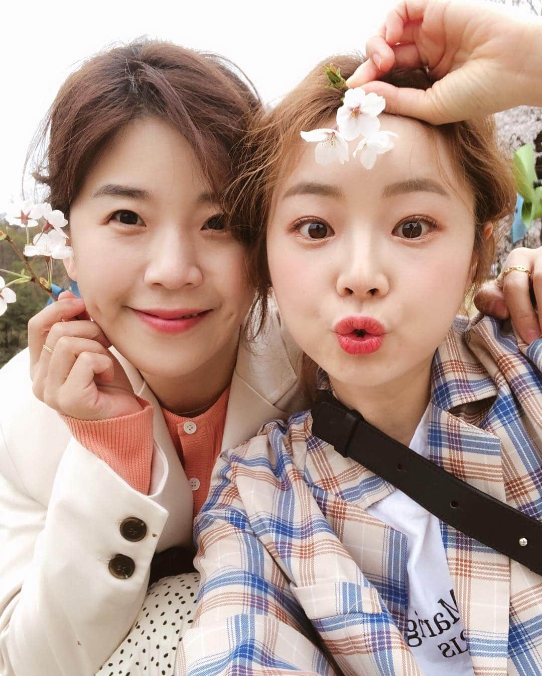 ユ・ボファさんのインスタグラム写真 - (ユ・ボファInstagram)「18년지기👭❣️ #한번친구는영원한친구다 라는 우리할머니말씀👵🏻🗣 #가천대 #벚꽃 #친구 #이유」4月9日 17時26分 - yoobohwa