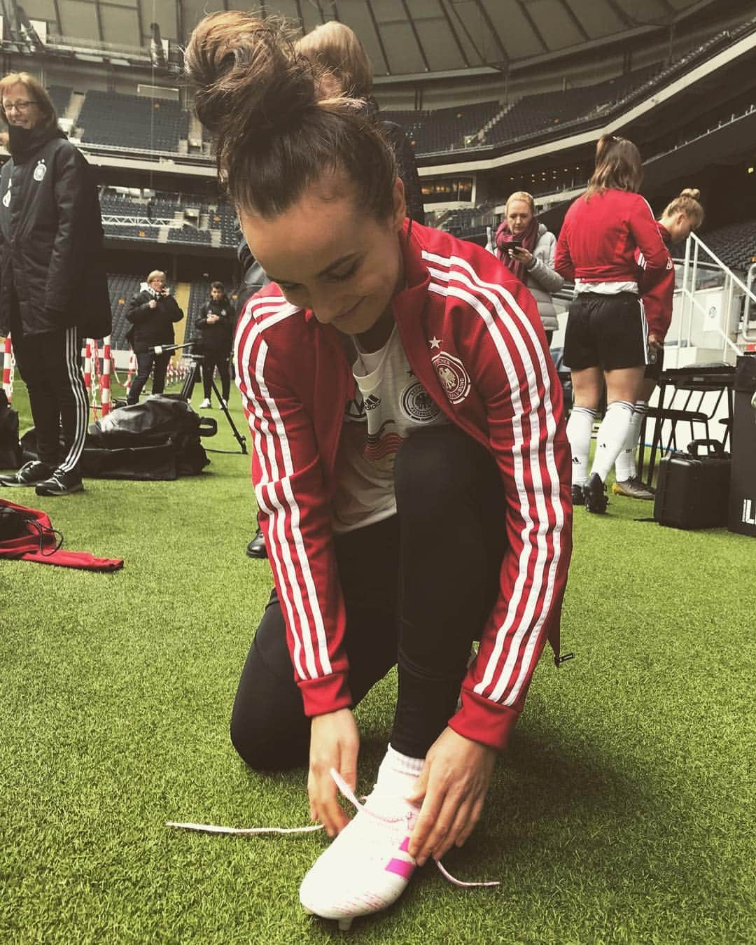 Lina Magullさんのインスタグラム写真 - (Lina MagullInstagram)「Tying the shoes & playing the next game today in #Paderborn with my @dfb_frauenteam 🤗 #dfb #germany #japan #roadtofrance #allezmaximal」4月9日 17時27分 - linamagull