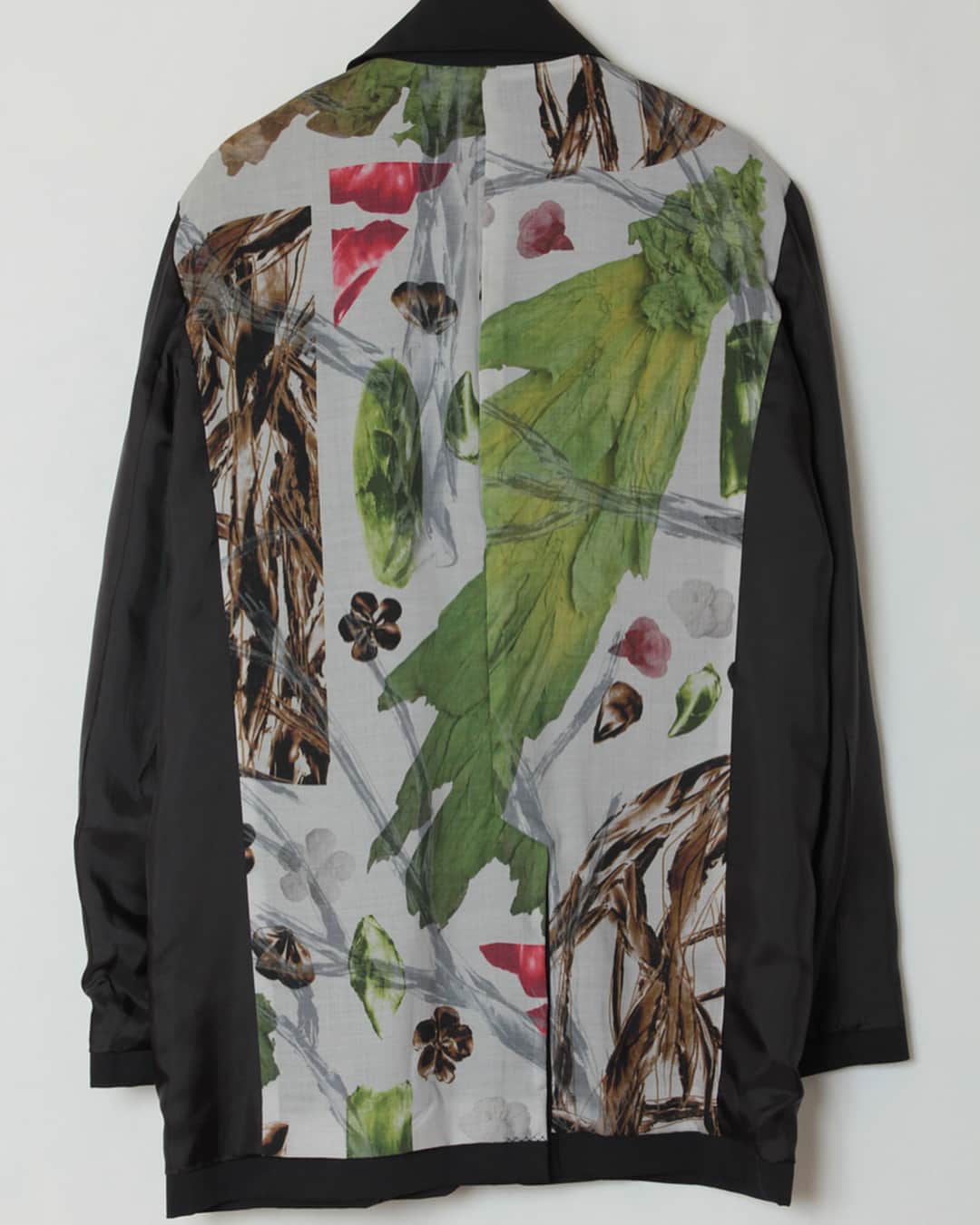 タピエスタイルさんのインスタグラム写真 - (タピエスタイルInstagram)「タピエスタイル 京都店です。 『ohta』2019春夏コレクションのご紹介です。  柔らかいシャツ地で作った薄手のリバーシブルジャケット。 艶のあるリネンライクで独特な素材となっておりラフに着ていただけます。 プリント地の部分は鶯(うぐいす)と梅をモチーフにしたオリジナルです。下襟の折り返し部分など細かなディティールにまでこだわり、遊び心が利いた春夏新作の一枚です。 １枚あれば、シーンに合わせて使い分けができる賢いアイテムです。  black jacket ¥52,000+tax ※モデル着用はカーキです。当店はブラックのみのお取り扱いとなっております。 #タピエスタイル #tapiestyle#タピエスタイル京都店#laque四条烏丸#ラクエ四条烏丸#京都#烏丸#四条#ohta Ishi」4月9日 17時22分 - tapiestyle