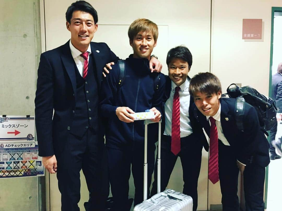 花井聖さんのインスタグラム写真 - (花井聖Instagram)「久しぶりに会えた。 仲良くしてたからこうして敵として戦うのは不思議だし寂しいけど楽しいね。 出会い別れが激しいサッカー界だから嬉しさと寂しさがあるけど、全ての出会いに感謝してこれからも頑張りたいなと思います。 . #中山開帆 #3個下だけどずっとタメ口 #俺ん家来てもベッド独占して俺ソファで寝かせる #福森健太 #イケメンゴリラ #ゴリラって言うと反応しないけどイケメンゴリラだとすぐ反応する #茂平 #もへい #しげひら #もひら」4月9日 17時21分 - sho___1110