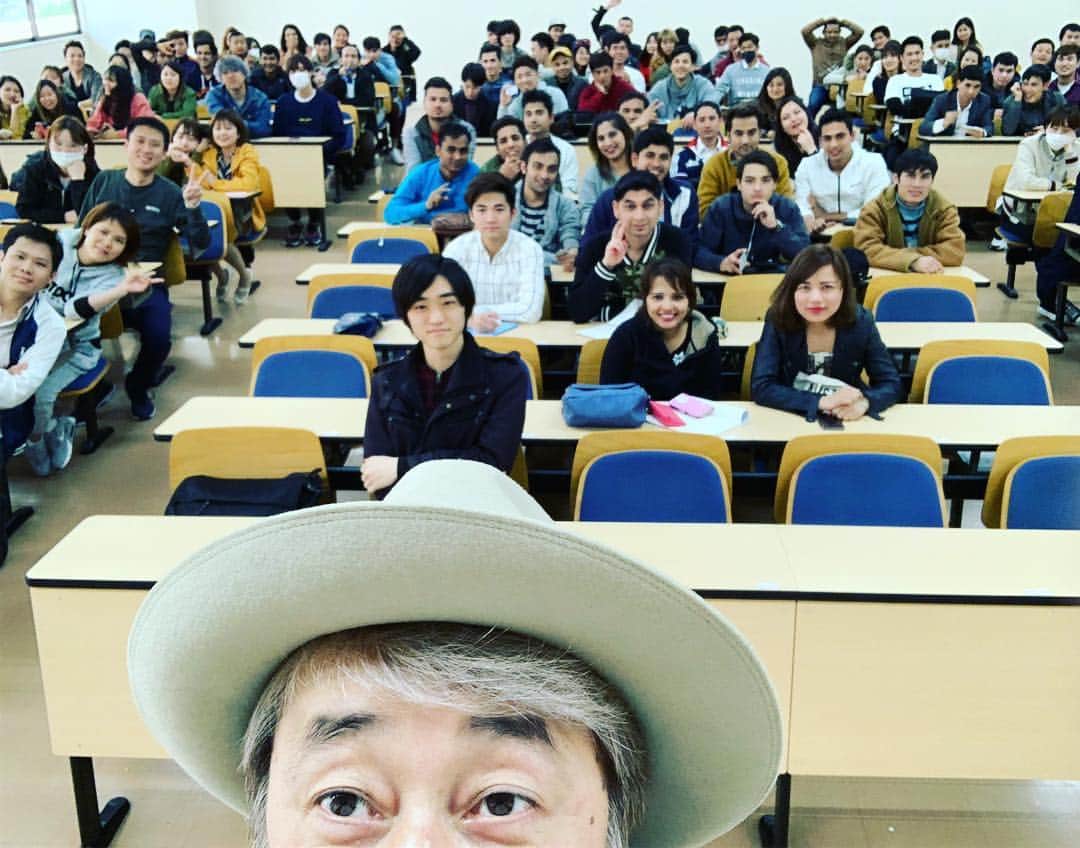 深町健二郎さんのインスタグラム写真 - (深町健二郎Instagram)「今期の生徒達はなんと150名！もいます。 中国、ベトナム、ネパール、韓国、日本と国際色豊かなクラスになってます。新たな時代の幕開けに、真剣に、楽しいを仕事にする方法論を考察していきましょう！写りきれなかった生徒達ゴメンね。 #芸能ビジネス論 #日本経済大学」4月9日 17時26分 - kenjirofukamachi