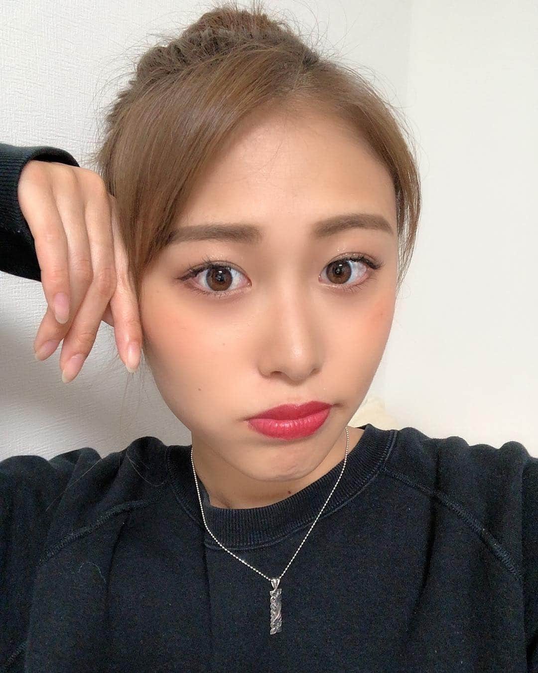 澤井玲未さんのインスタグラム写真 - (澤井玲未Instagram)「目と髪の毛が同じ色👁 中学校から3年前までずっとカラコン付けてたんだけど裸眼の方が自分にあってるなって思ったいまはもう違和感しかなくて付けられない😂 . #selfie#eye#裸眼#裸眼メイク#カラコン#葉っぱ口#小麦肌#小麦肌女子#小麦肌モデル」4月9日 17時35分 - lemi_cruva