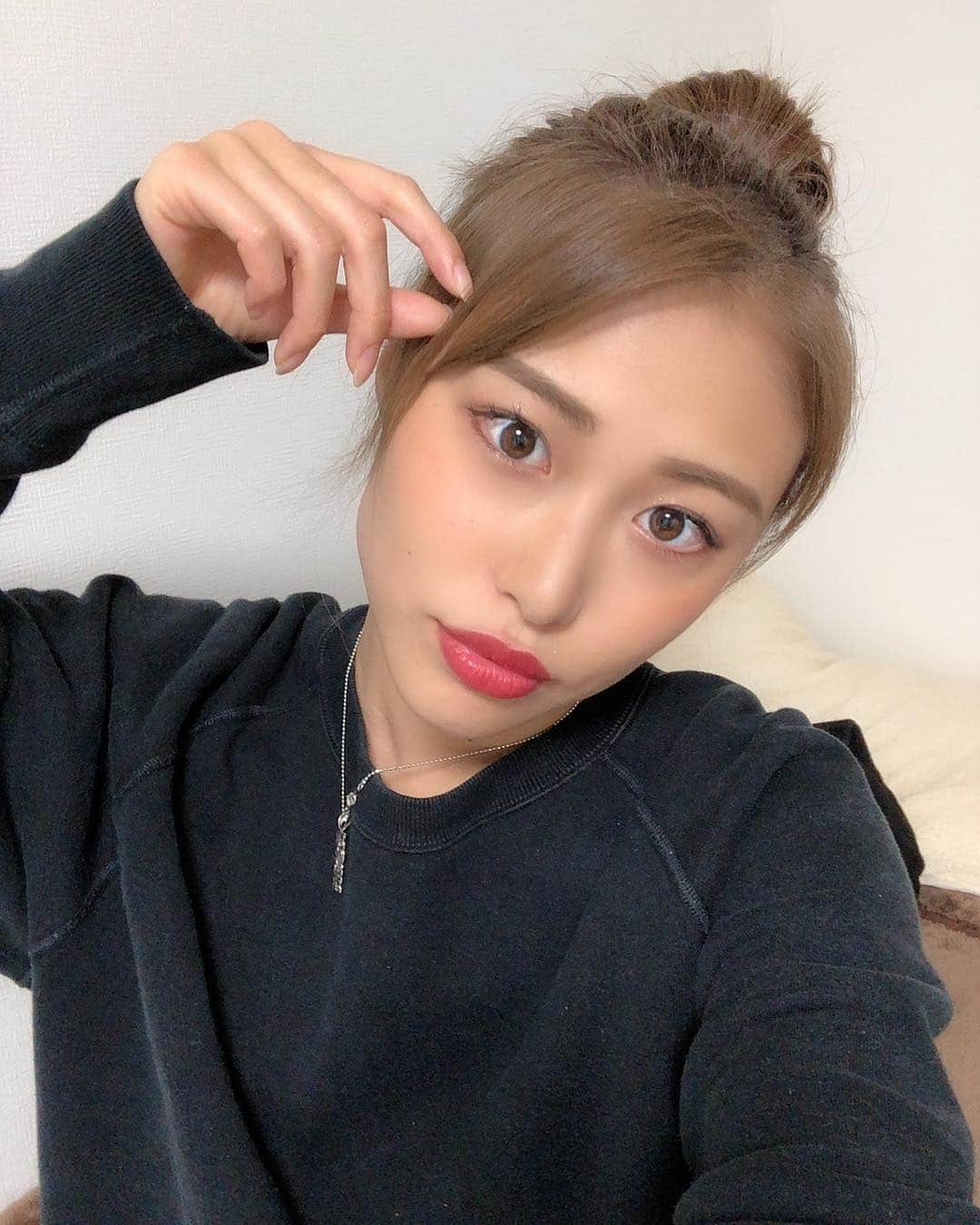澤井玲未さんのインスタグラム写真 - (澤井玲未Instagram)「目と髪の毛が同じ色👁 中学校から3年前までずっとカラコン付けてたんだけど裸眼の方が自分にあってるなって思ったいまはもう違和感しかなくて付けられない😂 . #selfie#eye#裸眼#裸眼メイク#カラコン#葉っぱ口#小麦肌#小麦肌女子#小麦肌モデル」4月9日 17時35分 - lemi_cruva