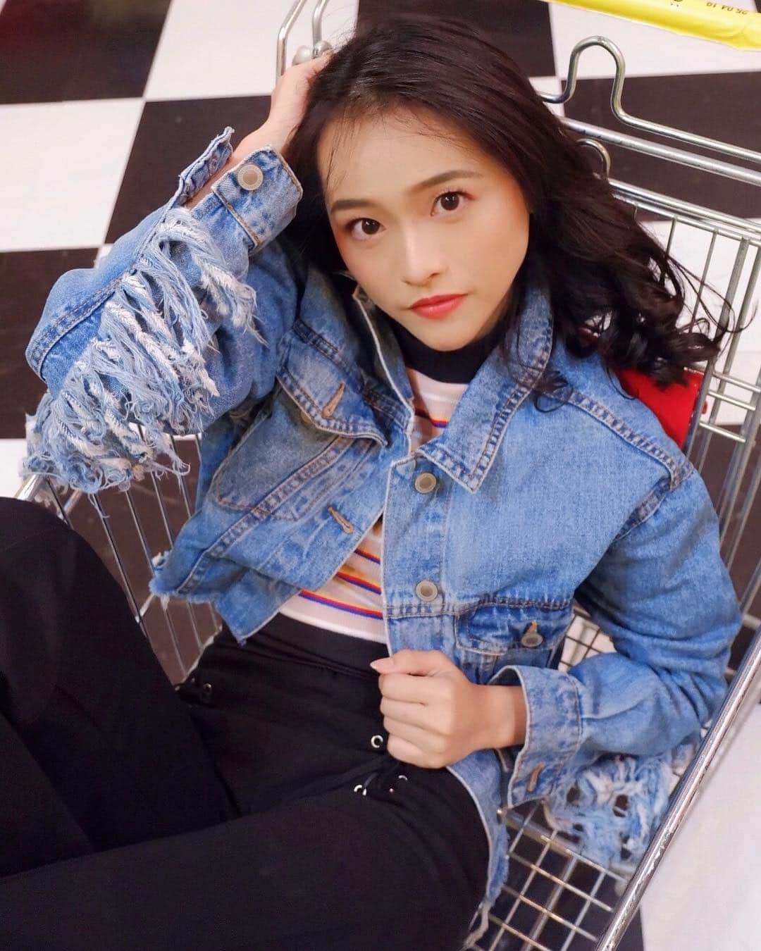 ロナ・アングラエニのインスタグラム：「New vehicle 😎 . . . *ini bukan trolley di tempat belanja beneran gaez, ini cuma properti dari set fotonya ya wkwk yakali w berani naek trolley di tempat belanja beneran🤣 #ussarcade」