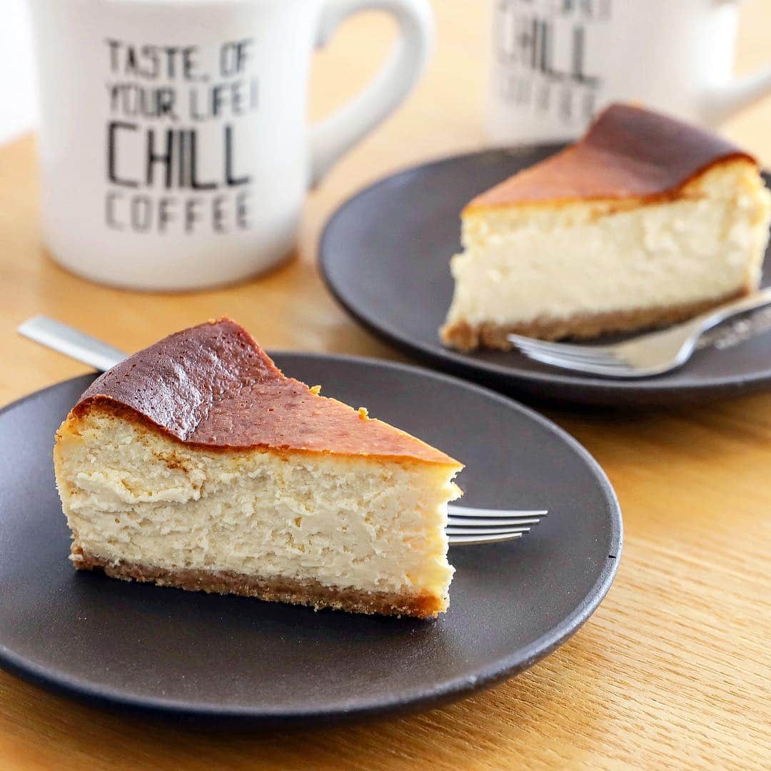 きょん。さんのインスタグラム写真 - (きょん。Instagram)「. .  CHILL CAFE. @chillchill9  敦賀市trip、 やっぱりここに 落ち着いた。  シンプル故に 延々いけちゃう チーズケーキを ブレンドと。  #chillcafe#sweets#チルカフェ」4月9日 17時28分 - kyon_tokiiro