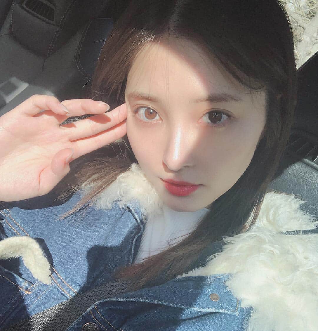大石絵理のインスタグラム：「spring makeup with @yslbeauty 💄😘 くっきりブルーピンクがかわいかった🌸 お仕事終わりに @rrsalon_ でトリートメントもしてもらい、ダメージが蘇りました😌ミネコラのシャンプーとトリートメントもおすすめだよ💘」