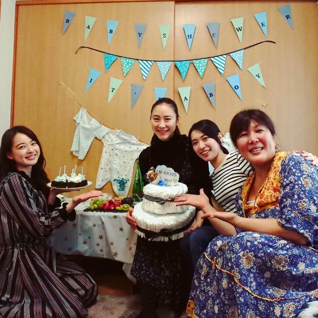 中城あすかさんのインスタグラム写真 - (中城あすかInstagram)「ちょっと前の話になりますが、まいてぃ @mai_shrine のベイビーシャワーをやりました🍼 . まいてぃがお母さんになるなんて...☺️💓 元気な男の子を産んでね！ ベビさんに会えるの楽しみにしてる🥰 . 飾り付けから、美味しい料理から、オムツケーキまで準備は全てじゅんちゃん @juneakemi がやってくれて、ありがたい🙇‍♀️ ステキ！ . 楽しかったな！ . Congrats Mai💐 . #babyshower #boy #baby #congrats #happy #ベイビーシャワー #男の子 #子供 #第一子」4月9日 17時32分 - asukanakajo
