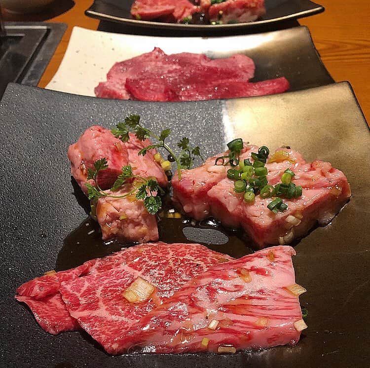 のインスタグラム：「🥩… ・ 今週は。目覚めもよいし。 とにかく。元気に満ちて。  やる気もふつふつと。 湧いてくるこのごろ。  体調が弱っていた三月でしたが。 とても必要なタイミングでした。  もし。なかなかダウンしないで。 気力で乗り越えていたとしたら。  カラダの不調もリセットできなかったなぁと。 我慢しないで休む大切さが身に染み入るとき。  #休養大切 #健康第一 … ・ ・ ・ それから。 お肉パワーも効いたかな…🙄と。  週末は。珍しくも。お肉気分にて。 ワイワイジューと 焼肉ランチの巻。  メニューには載っていない ぷりぷりエンガワコースも試しに注文。  スタミナつけるための言い訳にして。  今年は通いそうなお店の予感… 🙄#また食べたい ・ ・ ・ ・ ・ 🌸" 作品展示情報… ・ 『第7回 郷さくら美術館 桜花賞展』 … 会場：郷さくら美術館 ・ 「郷さくら美術館　桜花賞」展は、「桜」を描いた現代日本画を多くの方々にご覧頂き、日本画の素晴らしさを再発見してもらうことを目的とした展覧会です。今回もこれからの活躍がますます期待される日本画家31名が、日本美術でおなじみの「桜」という大変難しいモチーフを相手に、それぞれの持ち昧を生かした個性的な素晴らしい桜の絵画に仕上げています。現代日本画家たちの個性を、豊かな桜花の美しさを、どうぞお楽しみください。  東京都目黒区上目黒1-7-13　 TEL：03-3496-1771  東急東横線、東京メトロ日比谷線 中目黒駅より徒歩５分 ◼︎詳しくはホームページをご覧ください … ・ ・  #🌸 #春 #spring #休日ランチ #ランチ #lunch #food  #スタミナ回復 #外食 #Tokyo #food #お肉大好き  #meat #焼肉 #yakiniku #お肉 #牛タン #エンガワ #beef #日本画家 の #外出こんなもん」
