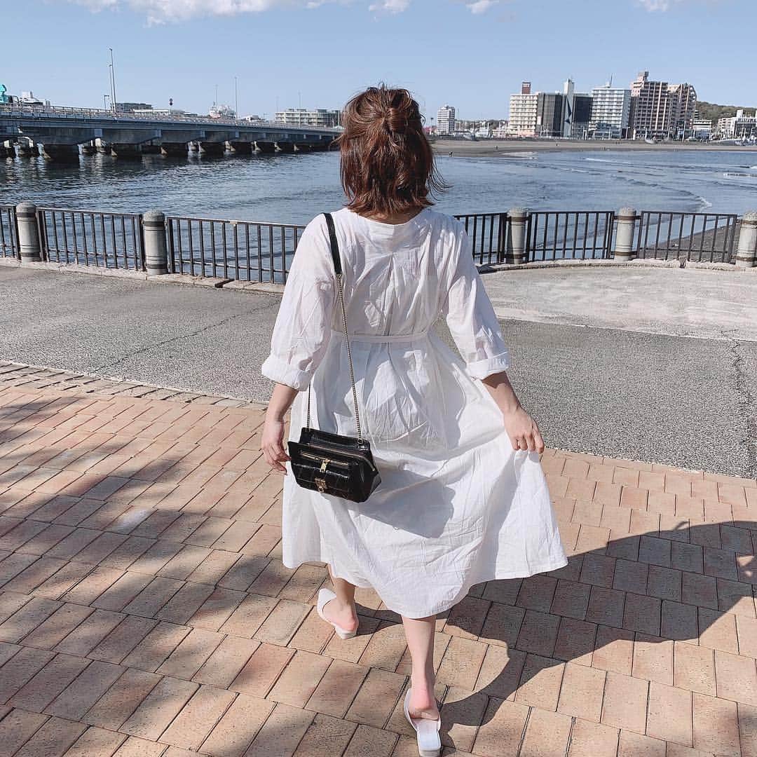 三浦あくりさんのインスタグラム写真 - (三浦あくりInstagram)「臨月まで使える妊婦服❤︎ @oncestore_official  の 白シャツワンピース可愛い上にゆったりしていてこれは臨月まで使えそうでうれしい♡♡ お腹が大きくなって着れない服がふえてきてる中で可愛くて臨月まで使えそうなワンピースを見つけると本当に嬉しい🥺🥺❤️ 靴もonce👠 #妊婦服#マタニティコーデ#ootd #once#マタニティライフ」4月9日 17時33分 - akurimiura