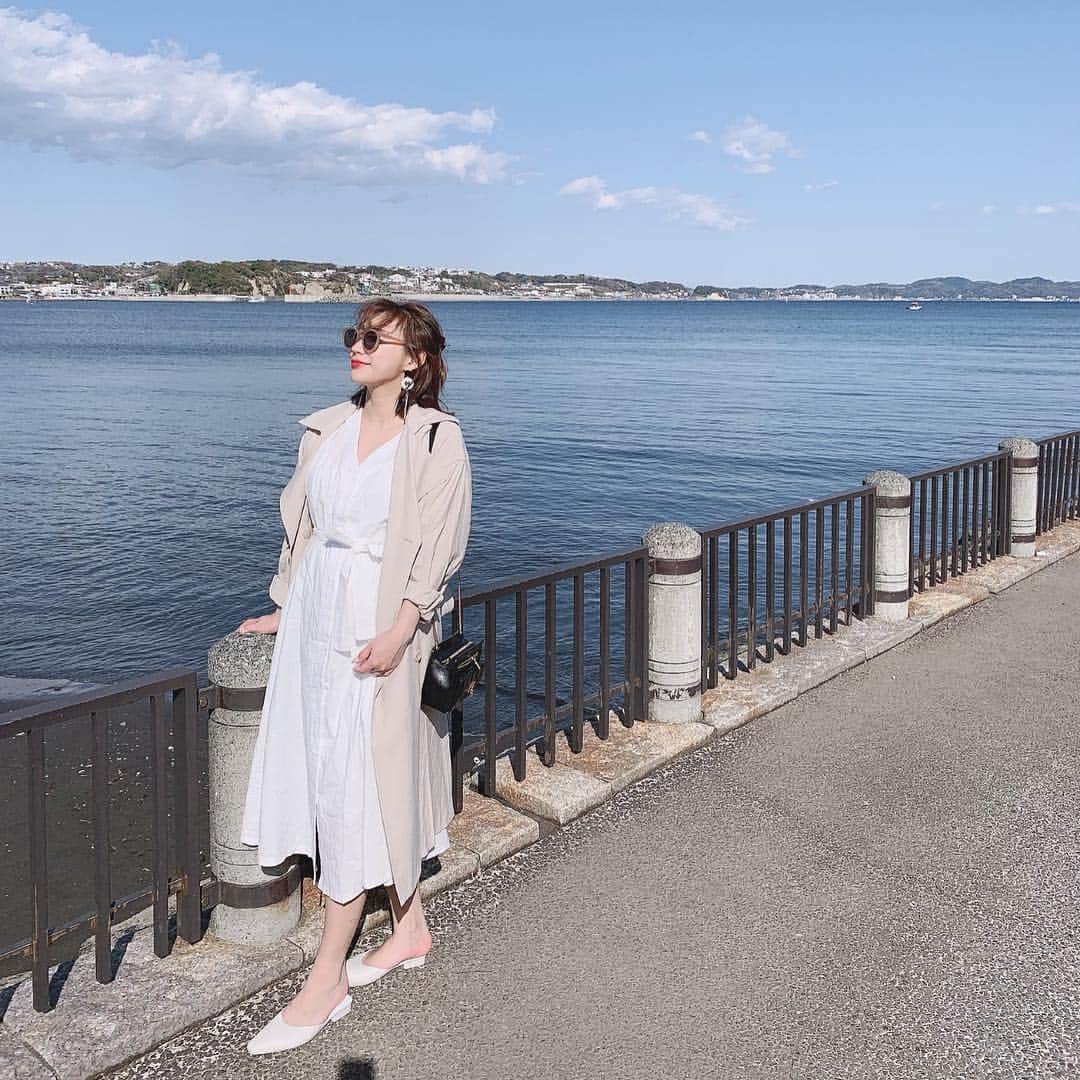 三浦あくりさんのインスタグラム写真 - (三浦あくりInstagram)「臨月まで使える妊婦服❤︎ @oncestore_official  の 白シャツワンピース可愛い上にゆったりしていてこれは臨月まで使えそうでうれしい♡♡ お腹が大きくなって着れない服がふえてきてる中で可愛くて臨月まで使えそうなワンピースを見つけると本当に嬉しい🥺🥺❤️ 靴もonce👠 #妊婦服#マタニティコーデ#ootd #once#マタニティライフ」4月9日 17時33分 - akurimiura