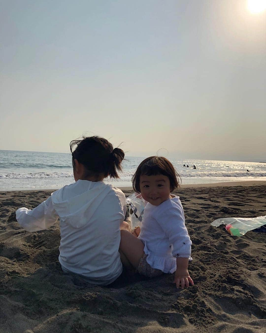 ayuさんのインスタグラム写真 - (ayuInstagram)「. . 👧🏻👶🏻 ケンカばかりするのに くっついてる。 . .」4月9日 17時33分 - memeyuyu