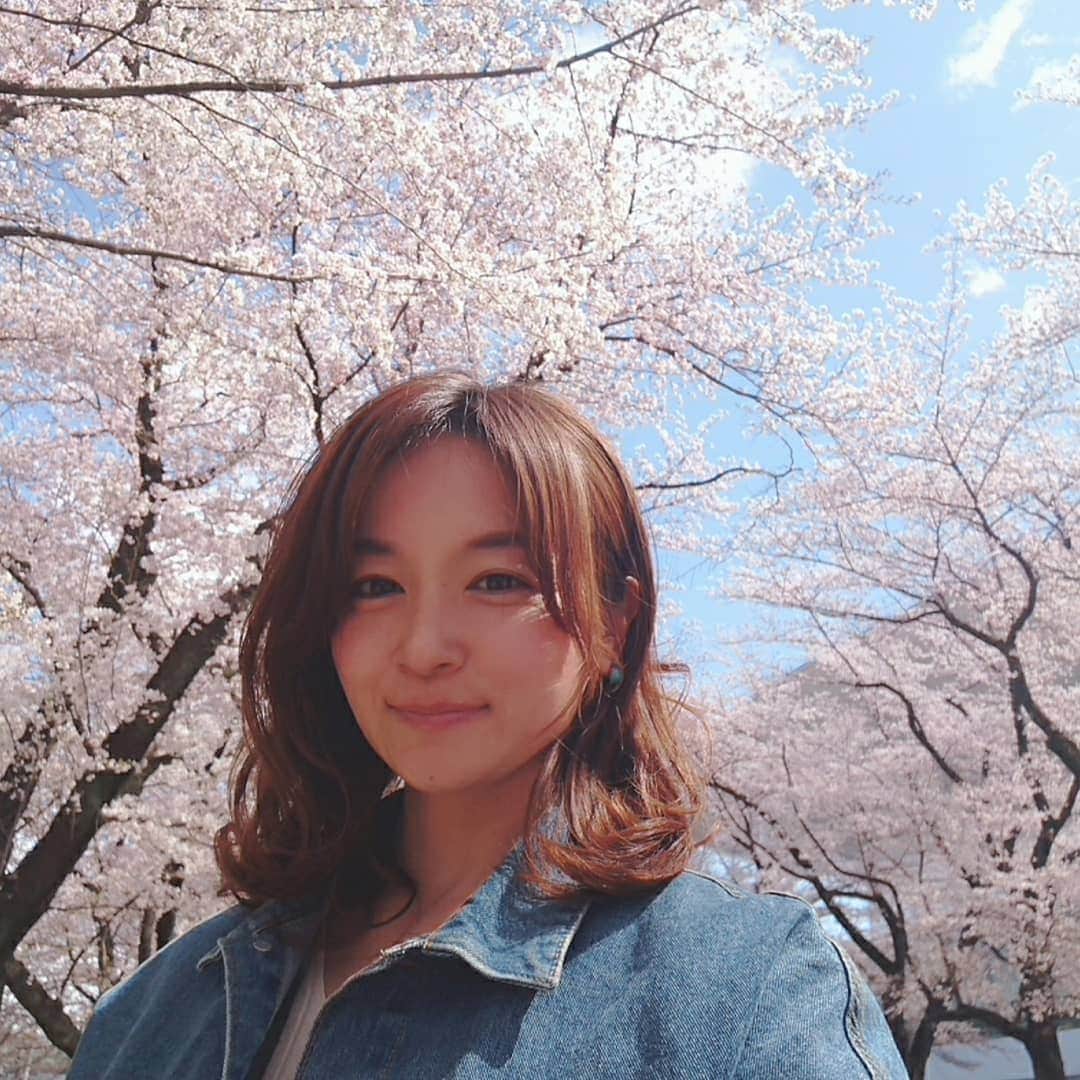武藤乃子さんのインスタグラム写真 - (武藤乃子Instagram)「🌸 今日の桜。 群馬も散り始め。 今年は桜をたくさん見られて、良かったな🌸  #桜 #群馬 #センター分け #センターパート #再投稿  前髪を真ん中分けにしただけで、違う人みたいに見える。笑」4月9日 17時34分 - muto_noriko.11