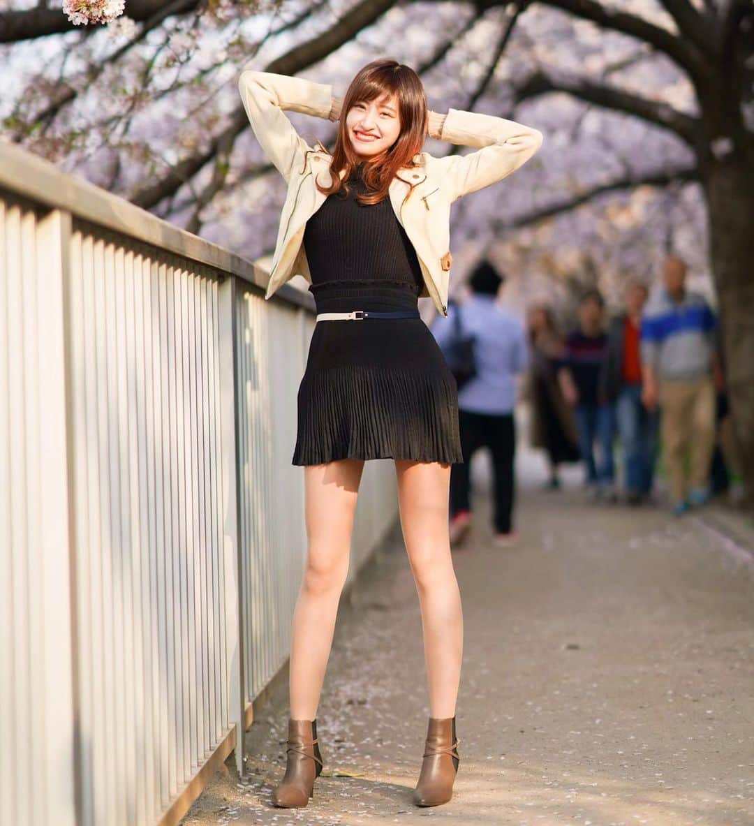 月中秋実さんのインスタグラム写真 - (月中秋実Instagram)「🌸 ・ 桜もう全部 散っちゃうね。。。 写真は笑いすぎて目がないね。💦 桜追って東北にでも行こうかな 🤔 ・ ・ 昨日はツイッターで変な書き方して みなさんを誤解させちゃったり 心配かけさせちゃってごめんね🙇‍♀️💓 ・ #桜#さくら#サクラ#ひらひら#舞い降りて#落ちて#揺れる#思い#笑#ファッション#おしゃれ#春服#コーデ#ジャケット#スカート#ミニスカート#ミニスカート#ショートブーツ#ブーツ#ヒール#低め#お気に入り#スタイル#脚#素足#楽チン#西日#西陽#当たる#眩しい#目」4月9日 17時34分 - tukinakaakimi