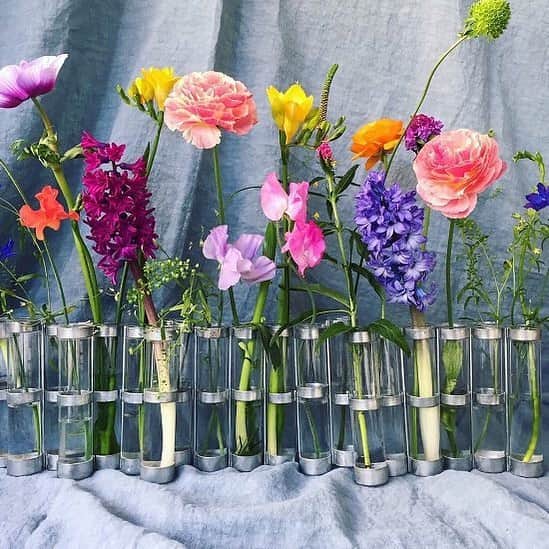 のインスタグラム：「【永遠の名作】 Tsé&Tsé associées -四月の花器-  フランス人デザイナー カトリーヌ・レヴィとシゴレーヌ・プレボワによるブランド、Tsé&Tsé associées(ツェツェ・アソシエ)が、1992年のデビュー時に発表した「四月の花器(Vase d’avril)」。21本の試験管が連なる独創的なデザインは世界中で人気を博し、パリのポンピドゥー・センターの永久定番商品にも選ばれました。 生け花の剣山にインスパイアされた二人は、少ない花でも綺麗にアレンジできる、気楽さと自由さが魅力的な唯一無二の花器を生み出しました。  #tsetseassociees #ツェツェアソシエ #四月の花器 #aprilvase #paris #flowerbase #hpdeco #interior #暮らし #homedecor #インテリア #interior #interiorshop #hpfrance #アッシュペーフランス#howpeoplelive」