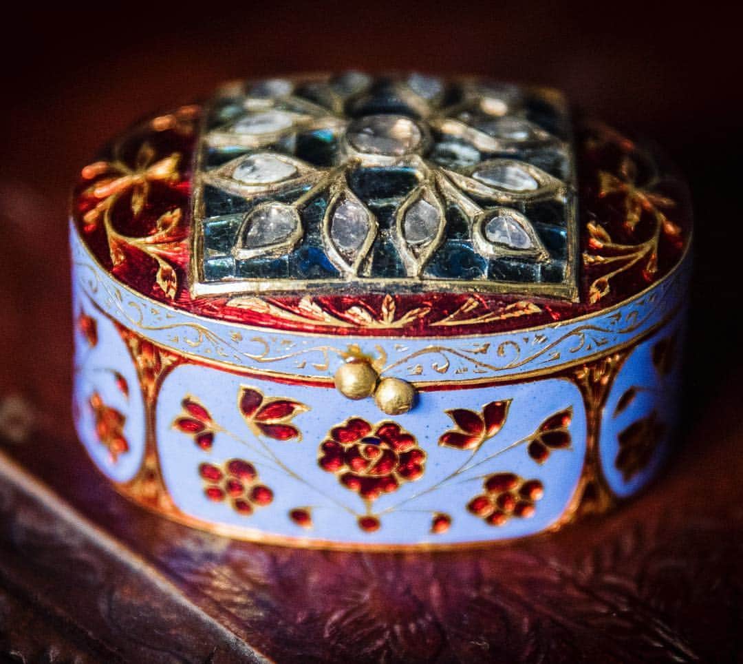 サザビーズさんのインスタグラム写真 - (サザビーズInstagram)「What treasures would you store in these 19th century #boxes from #India?  One crafted from moss #agate and #gold repoussé, the other #gem-set and replete with #enamelled #flowers and #birds, these fabulous boxes go on view in our #London galleries from 26 April, ahead of our ‘Arts of the Islamic World’ #auction on 1 May.  #SothebysMiddleEast #IndianArt #MossAgate」4月9日 17時34分 - sothebys