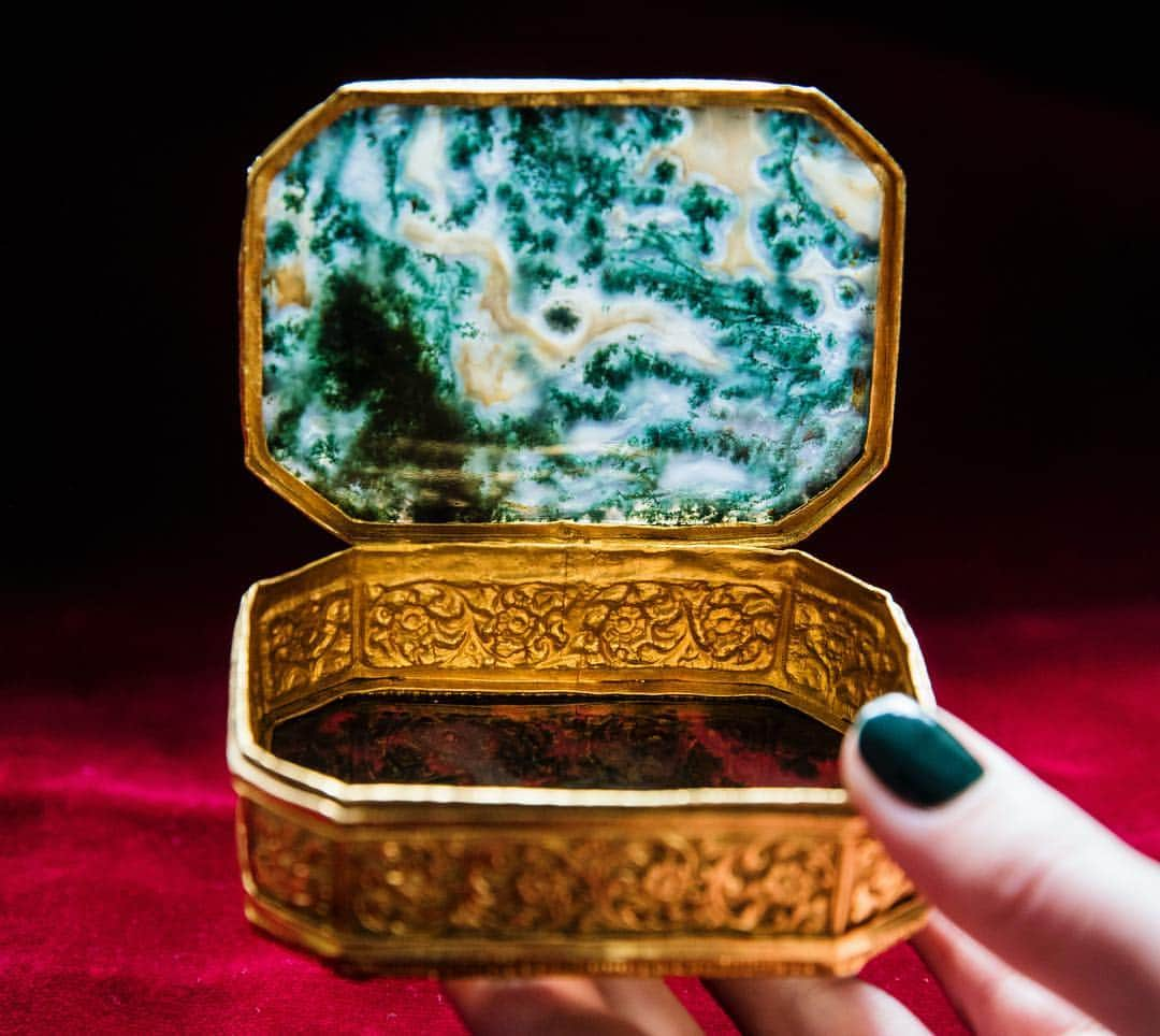 サザビーズさんのインスタグラム写真 - (サザビーズInstagram)「What treasures would you store in these 19th century #boxes from #India?  One crafted from moss #agate and #gold repoussé, the other #gem-set and replete with #enamelled #flowers and #birds, these fabulous boxes go on view in our #London galleries from 26 April, ahead of our ‘Arts of the Islamic World’ #auction on 1 May.  #SothebysMiddleEast #IndianArt #MossAgate」4月9日 17時34分 - sothebys