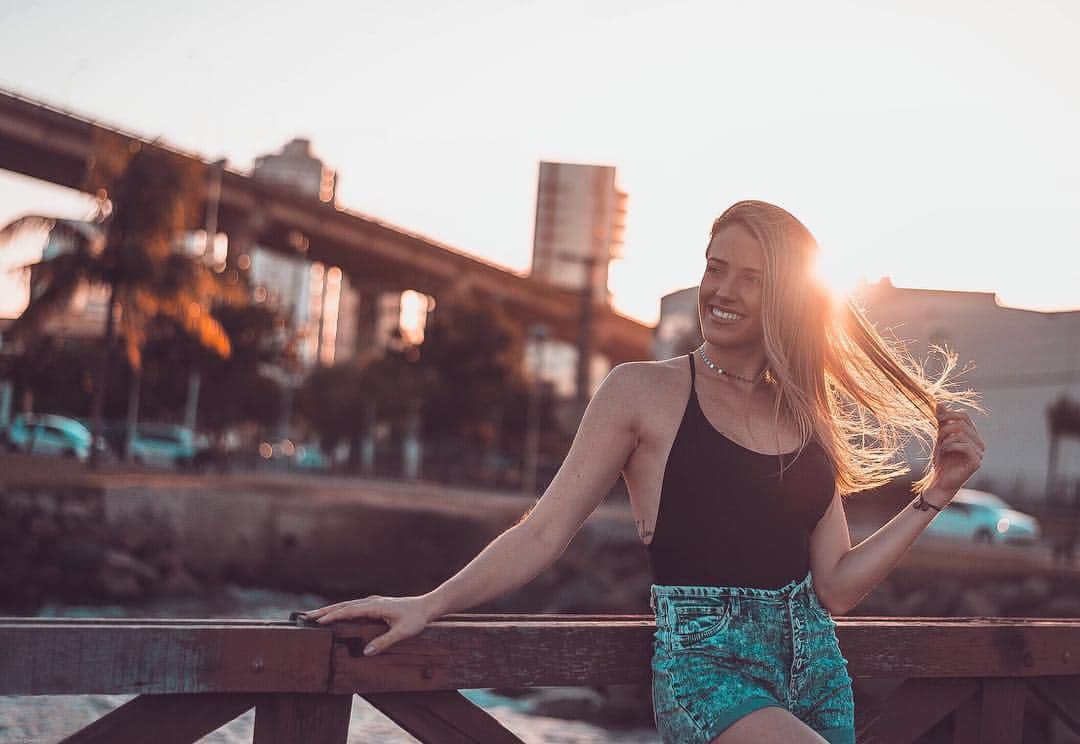 ナターリア・ガウジオのインスタグラム：「Mais uma desse ensaio lindo no pôr do sol, pelas lente do @hacius!! Saudades já de Vitorinha e dessa vista linda que nossa cidade tem!! 😍✨🌅🌉🙏🏼🌴❤️ #vix #sunset #inlove #photoshoot #happiness #thirdbridge #sunshine #landscape」