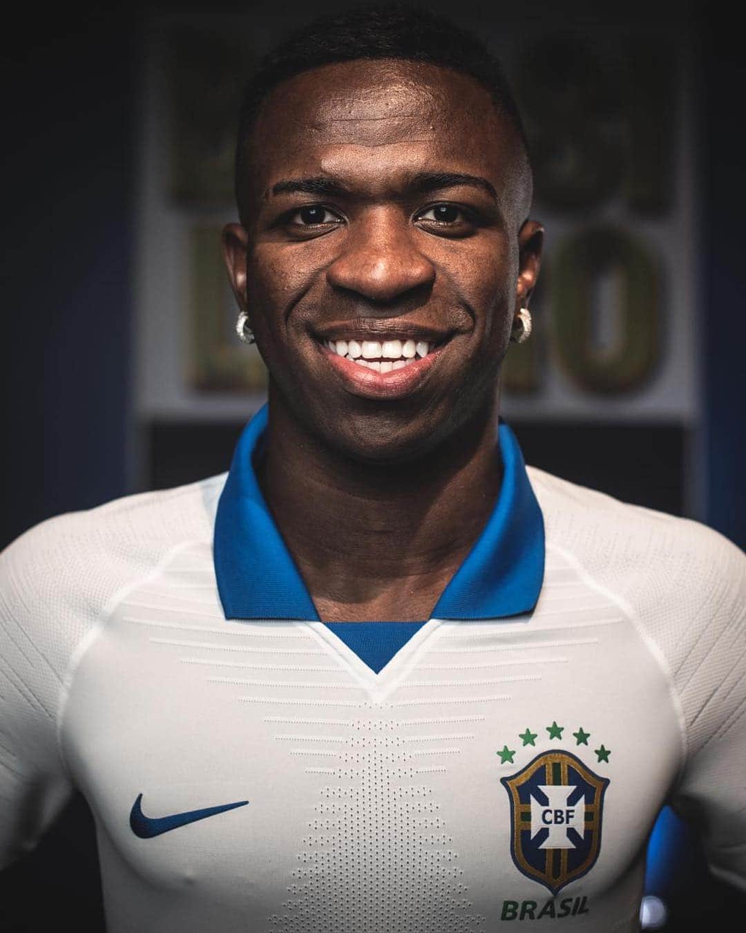 ヴィニシウス・ジュニオールのインスタグラム：「“Verás que um filho teu não foge à luta”  #oteambrasileiro 📸 @pedromartins」