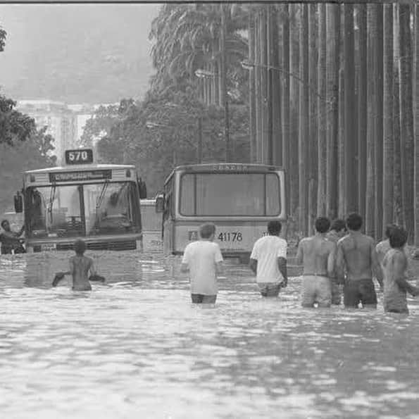 Bruno Gagliassoさんのインスタグラム写真 - (Bruno GagliassoInstagram)「Essas fotos parecem de hoje, mas são de 1966. Em janeiro daquele ano, uma tempestade de 5 dias devastou o Rio. Nesses 53 anos, a mesma situação de caos se repetiu inúmeras vezes. Entra governo, sai governo, e o problema é o mesmo. Todo ano temos que enterrar nossos mortos levados pela força das chuvas. Pra quem não lembra, passamos pelo mesmo drama de hoje há pouco mais de dois meses. Isso é fruto de falta de vontade política e da inversão das prioridades em todas as administrações públicas que tivemos. Pouca infraestrutura e muita politicagem. Esse tipo de obra não deixa a cidade mais bonita, e depois de pronto não dá pra fazer festa de inauguração ou deixar placa com nome de políticos. É o escárnio com o povo carioca, com o imposto do cidadão. Uma tristeza imensa. Por enquanto, são sete mortos. Não sabemos quantos mais tiraremos debaixo dos escombros da cidade. Que Deus conforte essas famílias e que sejamos capazes de evoluir, cobrar nossos representantes e lutar pela solução definitiva dos nossos problemas.」4月10日 4時29分 - brunogagliasso