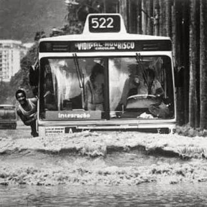 Bruno Gagliassoさんのインスタグラム写真 - (Bruno GagliassoInstagram)「Essas fotos parecem de hoje, mas são de 1966. Em janeiro daquele ano, uma tempestade de 5 dias devastou o Rio. Nesses 53 anos, a mesma situação de caos se repetiu inúmeras vezes. Entra governo, sai governo, e o problema é o mesmo. Todo ano temos que enterrar nossos mortos levados pela força das chuvas. Pra quem não lembra, passamos pelo mesmo drama de hoje há pouco mais de dois meses. Isso é fruto de falta de vontade política e da inversão das prioridades em todas as administrações públicas que tivemos. Pouca infraestrutura e muita politicagem. Esse tipo de obra não deixa a cidade mais bonita, e depois de pronto não dá pra fazer festa de inauguração ou deixar placa com nome de políticos. É o escárnio com o povo carioca, com o imposto do cidadão. Uma tristeza imensa. Por enquanto, são sete mortos. Não sabemos quantos mais tiraremos debaixo dos escombros da cidade. Que Deus conforte essas famílias e que sejamos capazes de evoluir, cobrar nossos representantes e lutar pela solução definitiva dos nossos problemas.」4月10日 4時29分 - brunogagliasso