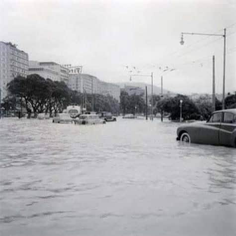 Bruno Gagliassoさんのインスタグラム写真 - (Bruno GagliassoInstagram)「Essas fotos parecem de hoje, mas são de 1966. Em janeiro daquele ano, uma tempestade de 5 dias devastou o Rio. Nesses 53 anos, a mesma situação de caos se repetiu inúmeras vezes. Entra governo, sai governo, e o problema é o mesmo. Todo ano temos que enterrar nossos mortos levados pela força das chuvas. Pra quem não lembra, passamos pelo mesmo drama de hoje há pouco mais de dois meses. Isso é fruto de falta de vontade política e da inversão das prioridades em todas as administrações públicas que tivemos. Pouca infraestrutura e muita politicagem. Esse tipo de obra não deixa a cidade mais bonita, e depois de pronto não dá pra fazer festa de inauguração ou deixar placa com nome de políticos. É o escárnio com o povo carioca, com o imposto do cidadão. Uma tristeza imensa. Por enquanto, são sete mortos. Não sabemos quantos mais tiraremos debaixo dos escombros da cidade. Que Deus conforte essas famílias e que sejamos capazes de evoluir, cobrar nossos representantes e lutar pela solução definitiva dos nossos problemas.」4月10日 4時29分 - brunogagliasso