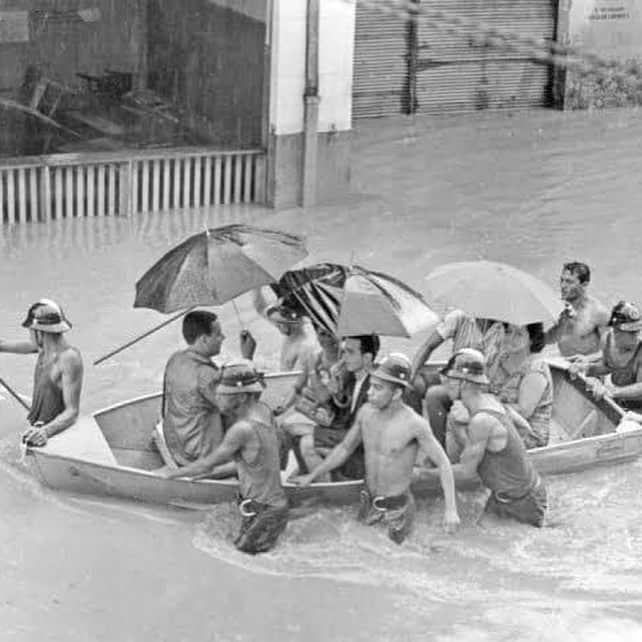 Bruno Gagliassoさんのインスタグラム写真 - (Bruno GagliassoInstagram)「Essas fotos parecem de hoje, mas são de 1966. Em janeiro daquele ano, uma tempestade de 5 dias devastou o Rio. Nesses 53 anos, a mesma situação de caos se repetiu inúmeras vezes. Entra governo, sai governo, e o problema é o mesmo. Todo ano temos que enterrar nossos mortos levados pela força das chuvas. Pra quem não lembra, passamos pelo mesmo drama de hoje há pouco mais de dois meses. Isso é fruto de falta de vontade política e da inversão das prioridades em todas as administrações públicas que tivemos. Pouca infraestrutura e muita politicagem. Esse tipo de obra não deixa a cidade mais bonita, e depois de pronto não dá pra fazer festa de inauguração ou deixar placa com nome de políticos. É o escárnio com o povo carioca, com o imposto do cidadão. Uma tristeza imensa. Por enquanto, são sete mortos. Não sabemos quantos mais tiraremos debaixo dos escombros da cidade. Que Deus conforte essas famílias e que sejamos capazes de evoluir, cobrar nossos representantes e lutar pela solução definitiva dos nossos problemas.」4月10日 4時29分 - brunogagliasso