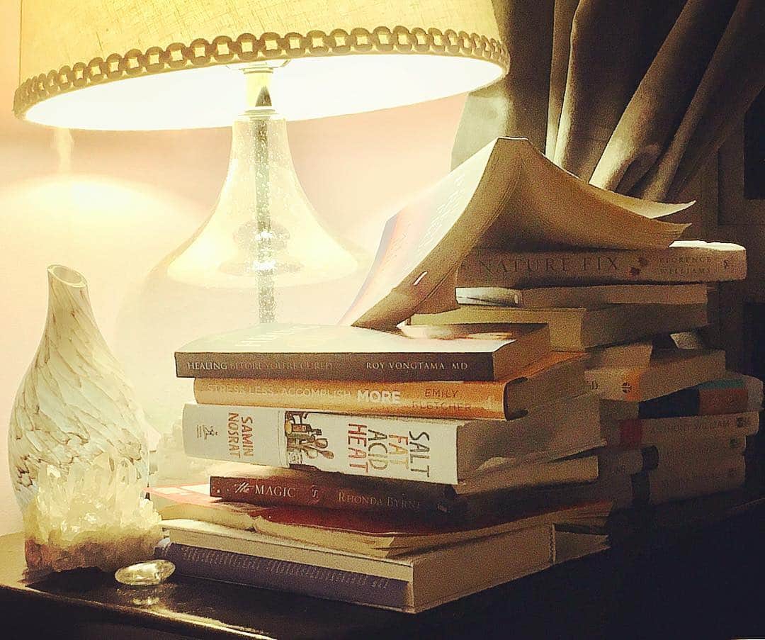 ブリアンナ・ブラウンさんのインスタグラム写真 - (ブリアンナ・ブラウンInstagram)「My bedside view. Diffuser, crystals and just a few books I’m reading. Influencer status, right? 📚🐛 . . . . #ThisPicWasTakenAtNight  #artistsofinstagram #lightreading #reader #crystalhealing #bedsidetable #manifestyourmission #thenewhollywood」4月10日 4時29分 - briannabrownkeen