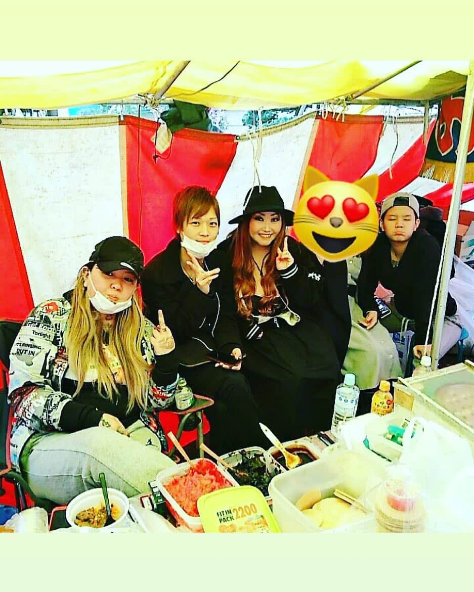 有奈めぐみさんのインスタグラム写真 - (有奈めぐみInstagram)「渋谷区神宮前キッチンカーのsubaCo_carryをモナ、姫の元へお届けにたっちゃんと行ったら、見覚えあるBBAが…姫にデレデレしながらお酒飲んで座ってる…元気なBBA…それは…まきちゃん…に会えた奇跡！！爆笑 #av女優  #風俗嬢  #40歳  #熟女  #ソース大好き  #家族っていいな」4月10日 2時57分 - arina_megu