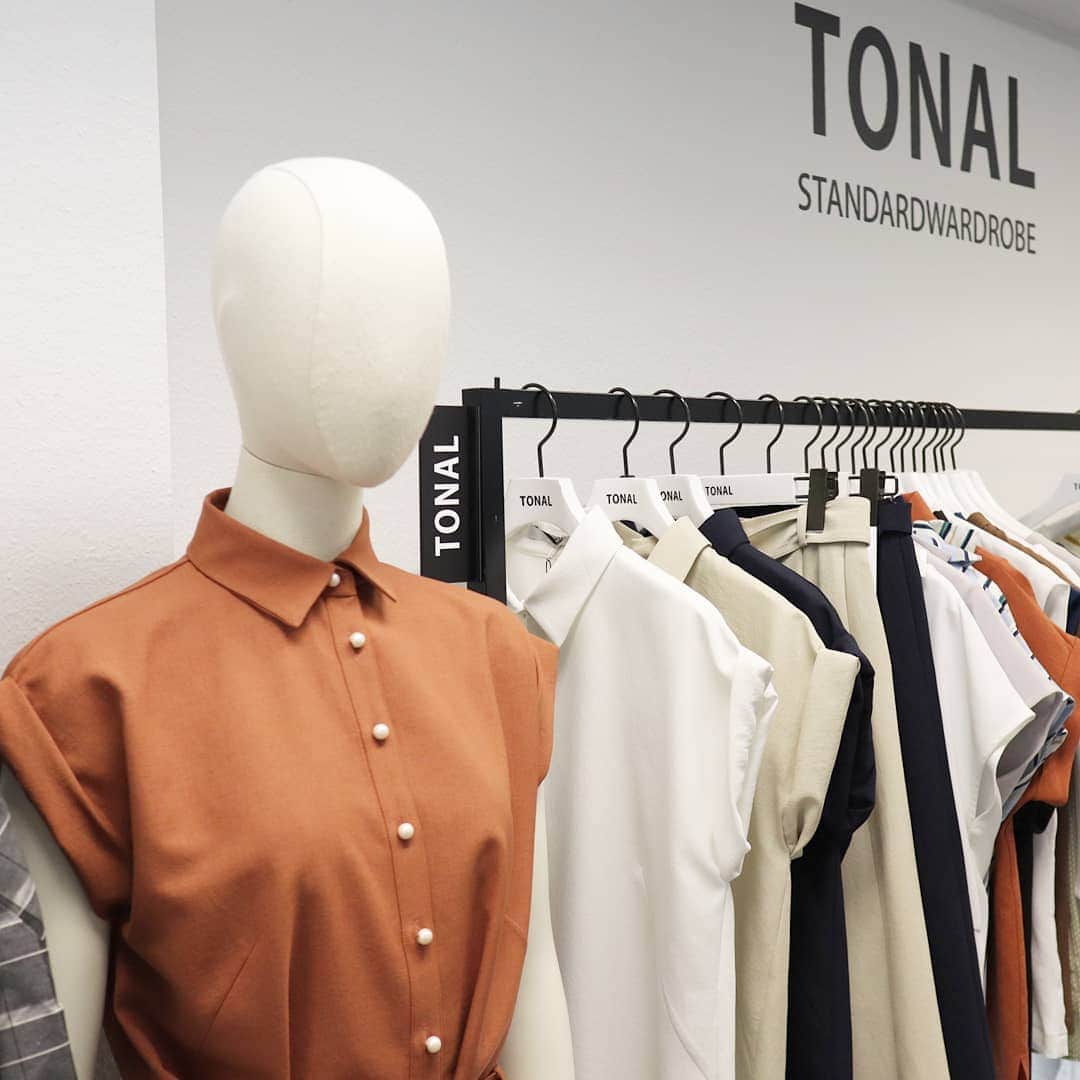 Eri Satoのインスタグラム：「【TONAL·ECLIN 春夏展示会】 · 先日、@tonal_official @eclin_official の展示会に @haruru0724  @t_aya_rs と一緒に行ってきました · @tonal_official はマニッシュでエレガントなセットアップ、 @eclin_official は可愛いワンピースがたくさんありましたよ👀✨ · 私はpic②のアシメトップスをオーダーしました😍 好みのものがたくさんありすぎたな～！！💕 · #tonal#トーナル#セットアップ#ワンピース #eclin#mamagirl#locari#コーディネート#ママコーデ#ママファッション#l4like #instagood#outfit #simple #coordinate  #fashion #casual #コーデ#シンプルファッション#カジュアル #style #お洒落さんと繋がりたい #code #ファッション#ootd#展示会」