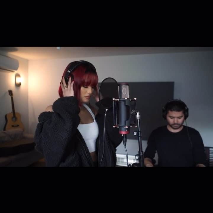 エマリン・エストラーダのインスタグラム：「Here’s my live performance of ‘These Hands’ off of my solo EP 0405 🙏 watch the full video on YouTube my friends ❤️ accompanied by @hunterpearson I wrote this song with @robertgillies @dpramz」