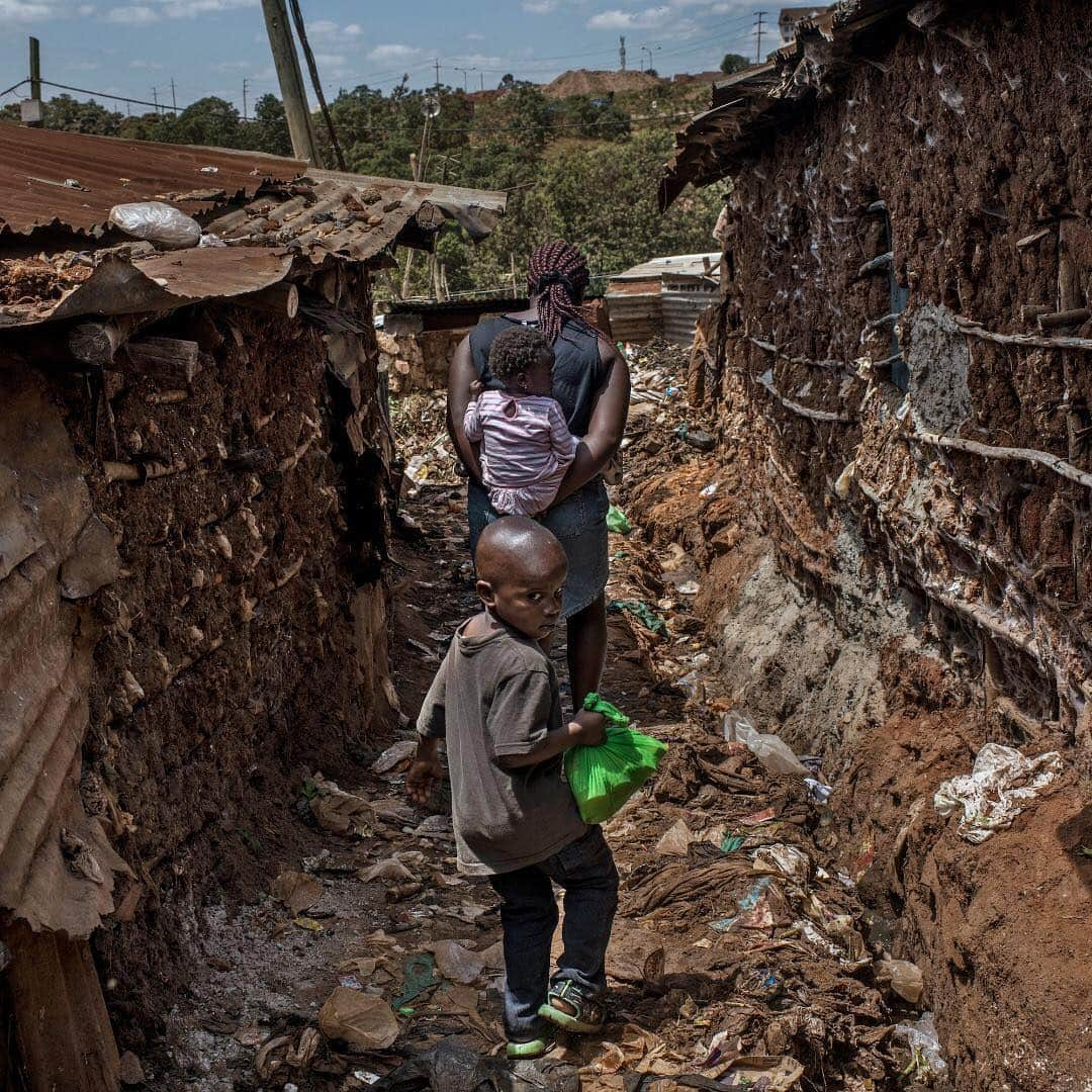 ニューヨーク・タイムズさんのインスタグラム写真 - (ニューヨーク・タイムズInstagram)「In Kibera, a poor community in Nairobi, Kenya, antibiotics are fueling deadly drug-resistant infections. Antibiotics have never been more accessible to the world’s poor, thanks in large part to the mass production of generics in China and India. But the easy accessibility has a downside: The drugs are losing their ability to kill germs. Many bacteria have evolved to outsmart the medications. The rise of resistant microbes is having a disproportionate impact on poor countries, where dirty and crowded living conditions, lax oversight of antibiotic use and a scarcity of affordable medical care are fueling the spread of infections that are increasingly unresponsive to drugs. @andrewrenneisen shot this photo of Helena Adhiambo with her daughter, Shairley, 2, and son, John, 5, on their way home from the local clinic in Kibera, one of Africa’s largest slums. Visit the link in our profile to read more.」4月10日 3時09分 - nytimes