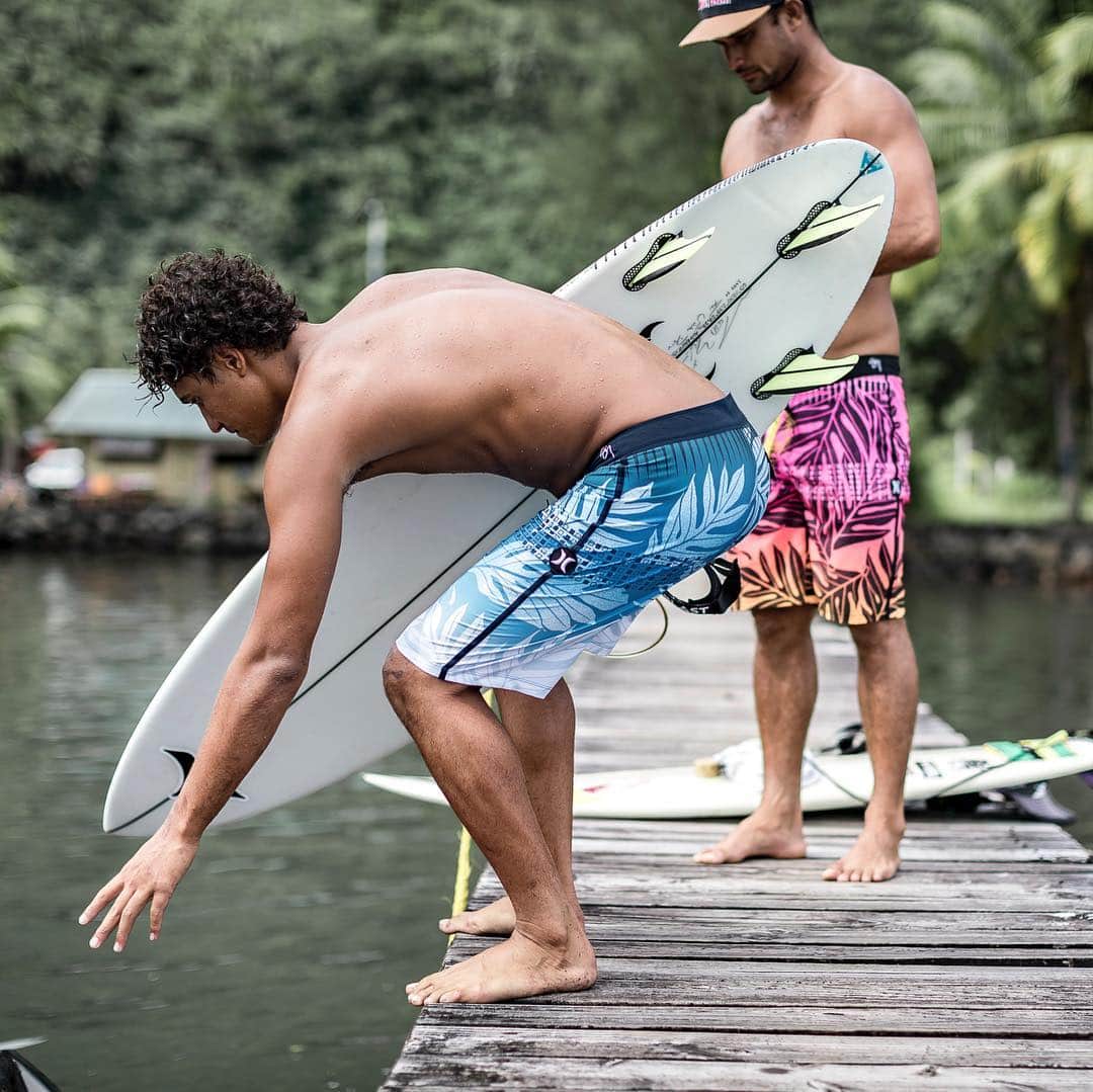hurleyさんのインスタグラム写真 - (hurleyInstagram)「M O O R E A ⠀⠀⠀ “As Polynesians, the ocean is so deeply rooted in our identity, it connects us in endless ways. We turn to it for nourishment, community, and adventure. Our 2019 Hurley Moorea collection celebrates our ʻohana in Tahiti and the ocean that connects us.” – @sigzanedesigns ⠀⠀⠀ Hit the link in our bio to explore our latest collection with friend and celebrated Hawaiian designer, Sig Zane. ⠀⠀⠀ #sigzaneforhurley - Photo: @benthouard  Surfers: @bourezmichel @matahidrollet」4月10日 3時18分 - hurley
