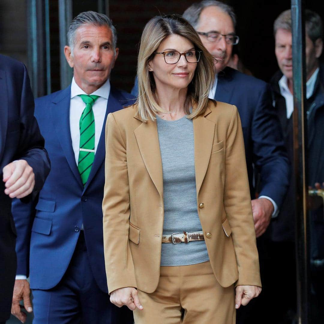 NBC Newsさんのインスタグラム写真 - (NBC NewsInstagram)「JUST IN: #LoriLoughlin and husband Mossimo Giannulli are among 16 parents indicted on new charges for their alleged involvement in the college admissions scandal, according to the U.S. Attorney’s Office. Click the link in our bio for more. . 📷 @brian_photog / @reuters」4月10日 3時20分 - nbcnews