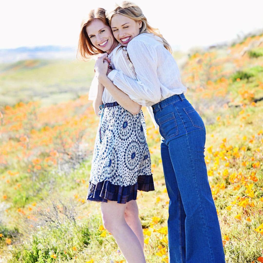 グレイシー・ドジーニーのインスタグラム：「really miss my sis this week ☹️...at least I can scroll through these influencer level photos we took in the incredibly itchy grass before the poppy party was shut down 🌼」