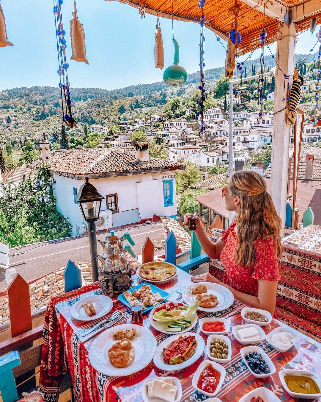 Izkizのインスタグラム：「Enjoying a yummy Turkish breakfast (although they just call it ‘breakfast’ in Turkey 🙃) in a cute little mountain village 🌿」