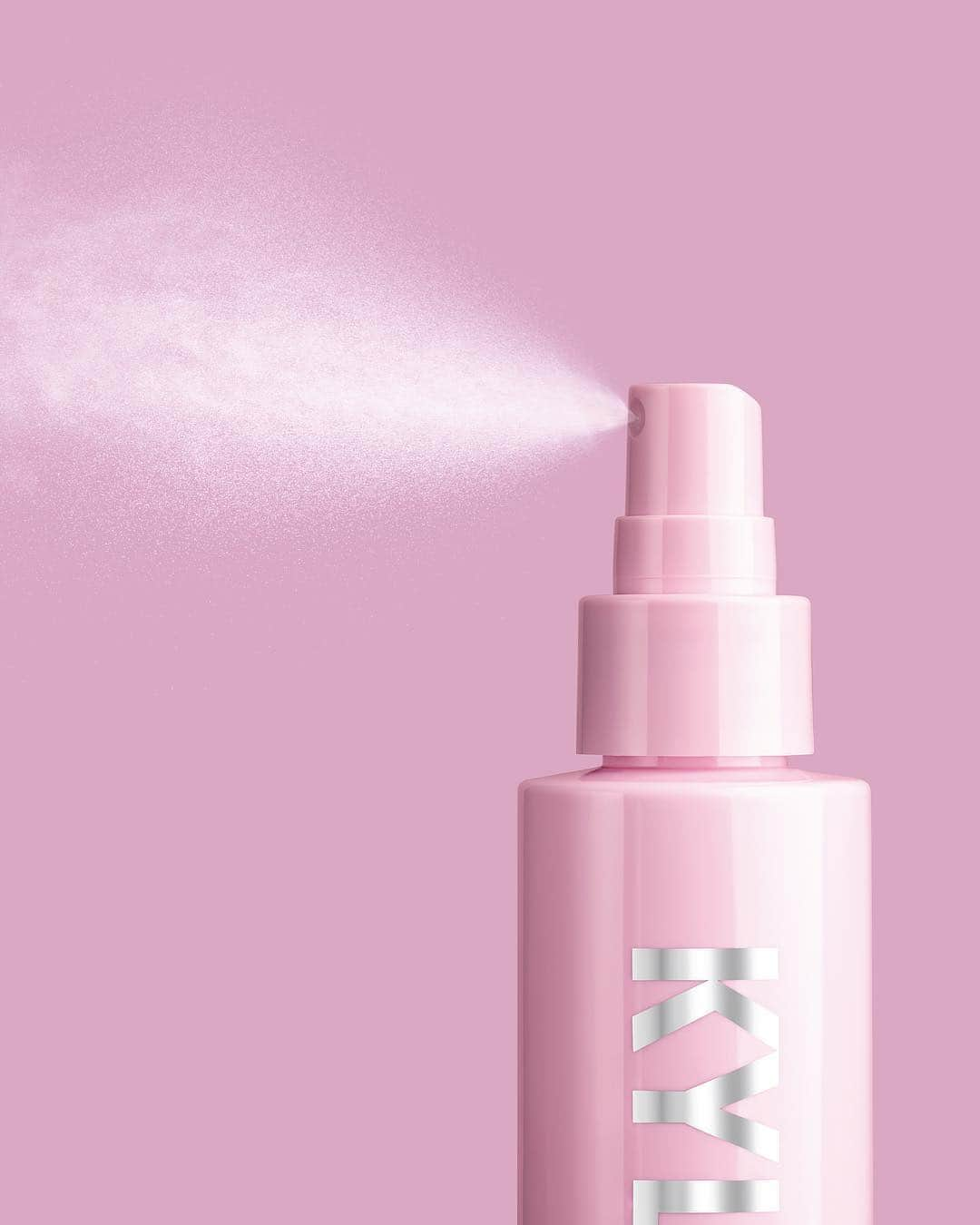 Kylie Cosmeticsさんのインスタグラム写真 - (Kylie CosmeticsInstagram)「3 days to go!! Our weightless mattifying setting spray is formulated to lock in makeup all day and night 💕 Launches Friday April 12 at 3pm pst」4月10日 3時34分 - kyliecosmetics