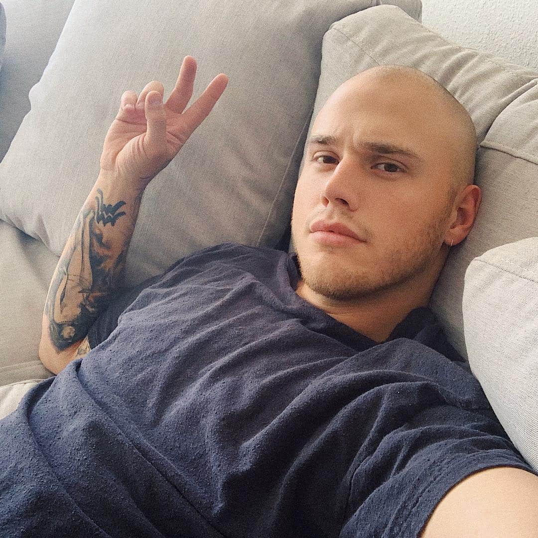 ブランドン・シェイアのインスタグラム：「I need some new tunes! Do me a favor & comment your favorite jam atm below 😁」