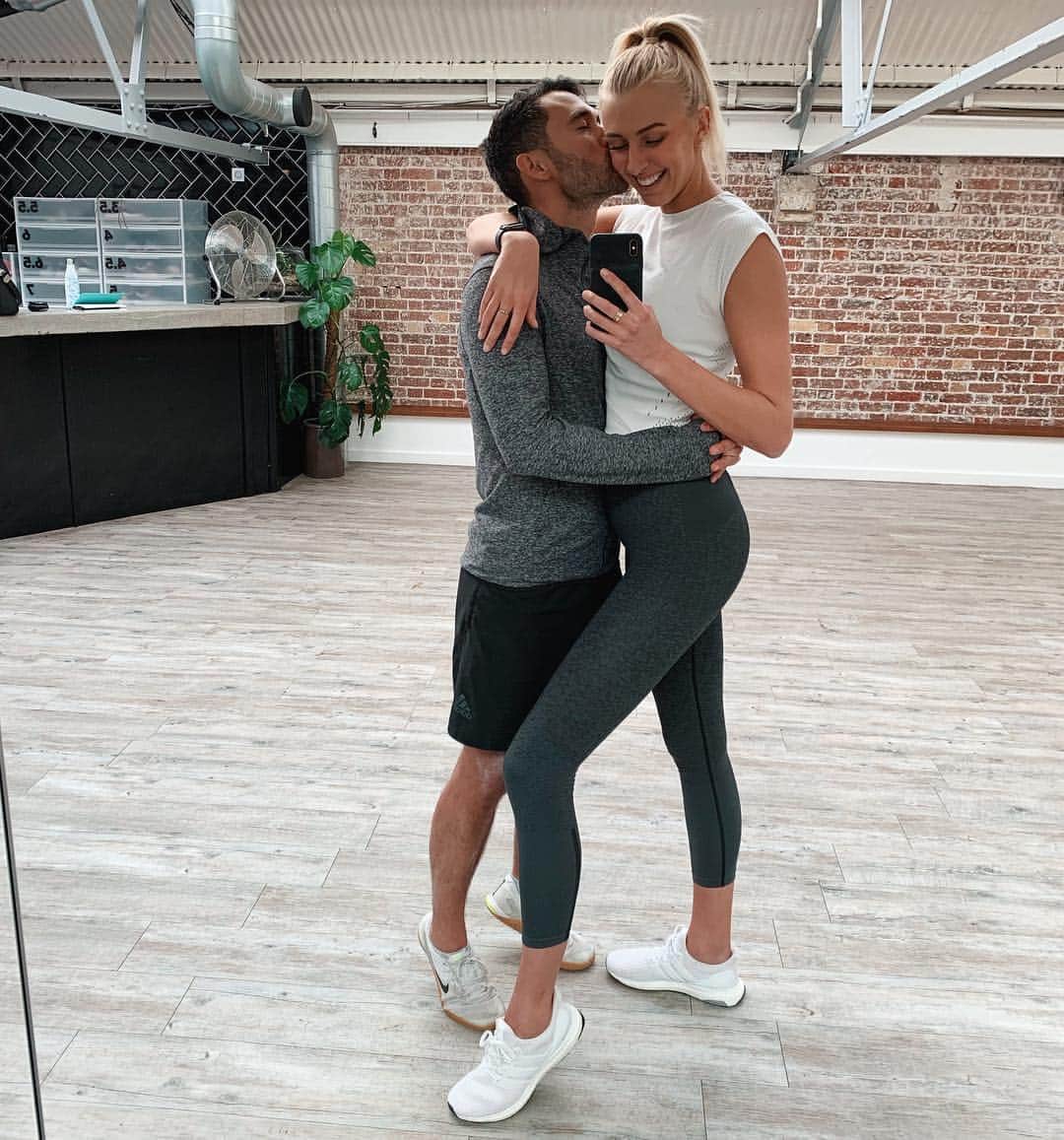 Zanna Van Dijkさんのインスタグラム写真 - (Zanna Van DijkInstagram)「Thank you @antonymaule for coming to support me as I taught my first workout class since my surgery 🥰🙏🏼 Tonight I had so much fun teaching at the @adidaslondon studio and I honestly felt back to my strong self! 🥳 Wearing the new @adidaswomen #primeknit kit 😻❤️ [ I am an #adidasambassador ] #girlgains #adidas #strongwomen #operationcomeback #gymgirls #fitgirls」4月10日 3時41分 - zannavandijk