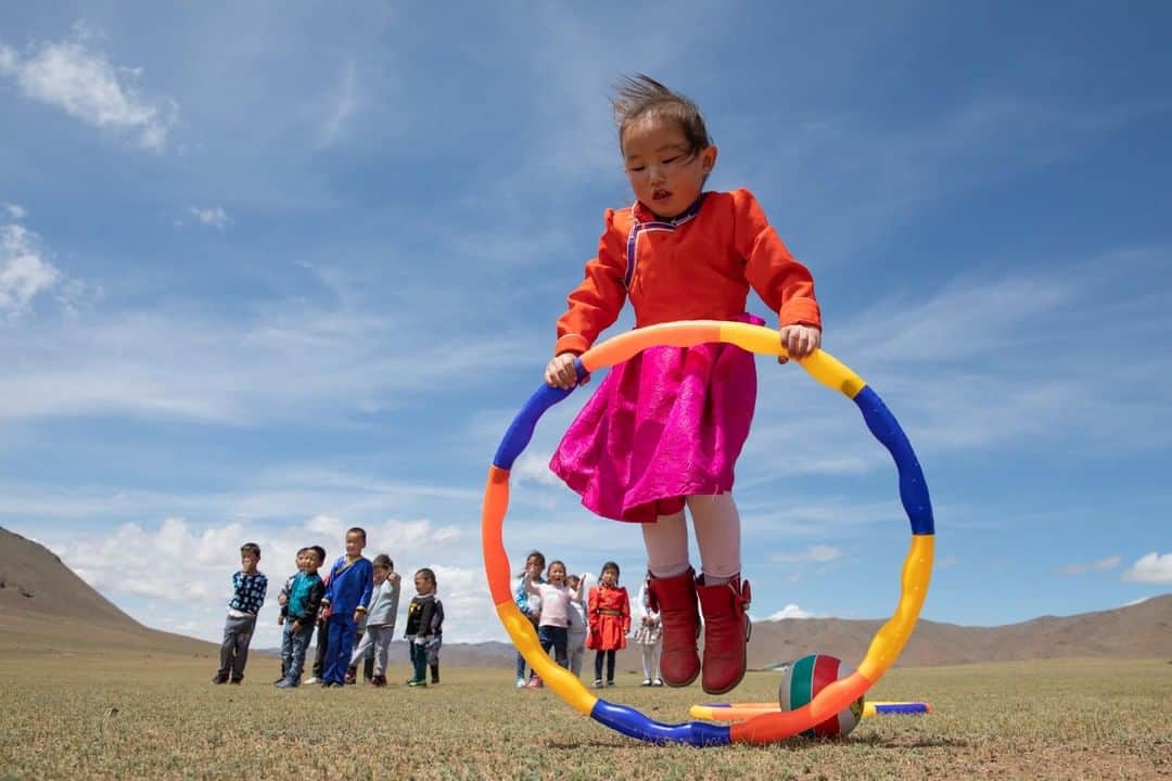 unicefさんのインスタグラム写真 - (unicefInstagram)「The sky's the limit for this little girl, playing outside a UNICEF-supported pre-school in Mongolia. Playing at pre-school isn’t just fun. It’s vital for boosting children’s brains. Yet 175 million children are missing out on the benefits of pre-primary education globally. That’s why we’re calling on world leaders to invest more in early childhood development. The future of millions of children depend on it.  #EarlyMomentsMatter © UNICEF/UN0220814/Matas」4月10日 3時45分 - unicef