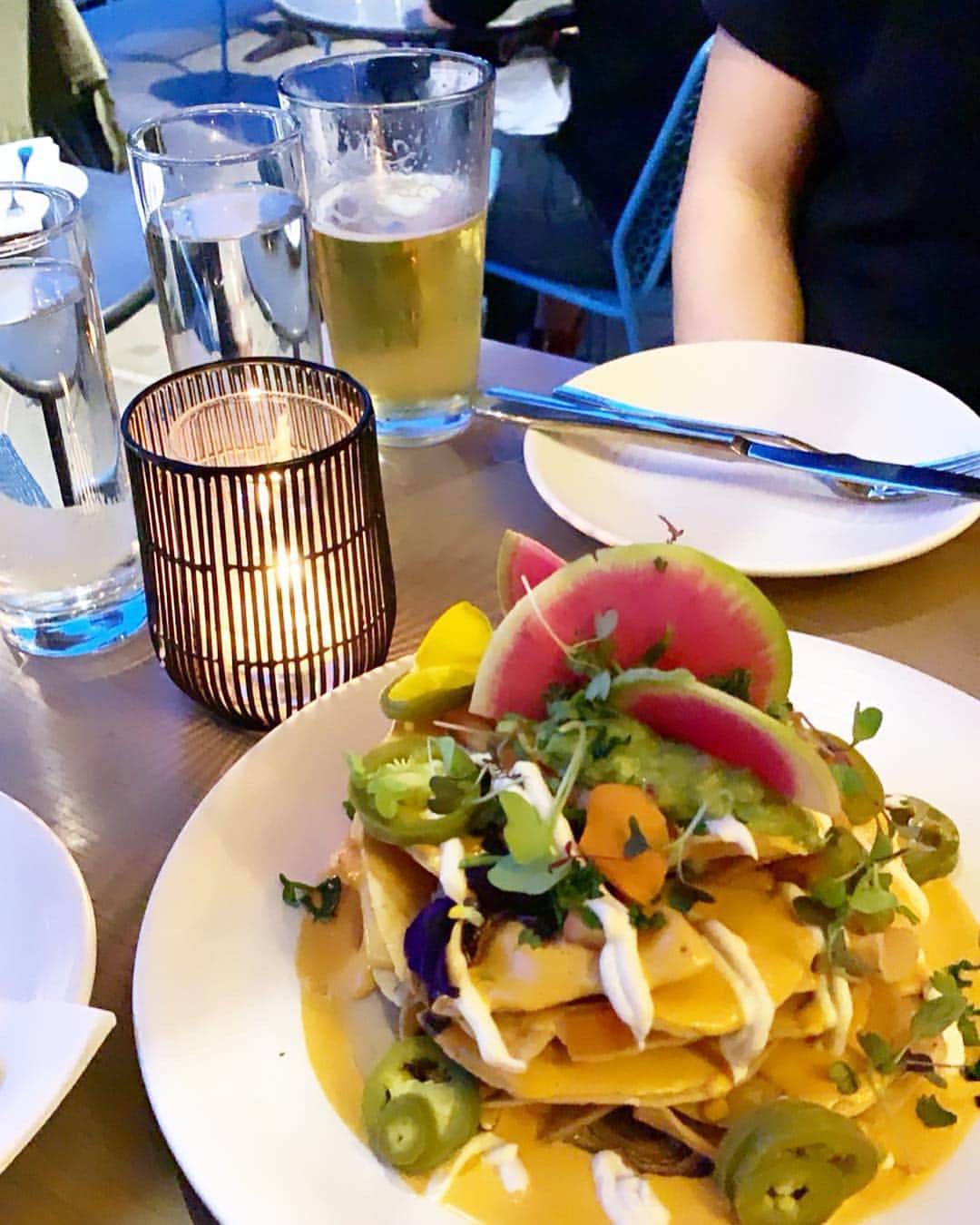 金原杏奈のインスタグラム：「Don’t leave without order their Nachos!!! イーストビレッジにある、メキシカンレストラン。カシューナッツソースを使ったヴィーガンナチョスが絶品😍🌮🥗お店の料理、全てがヴィーガン。お肉も乳製品も使ってないのに、とってもクオリティが高い！ #kitchenpharmacy」