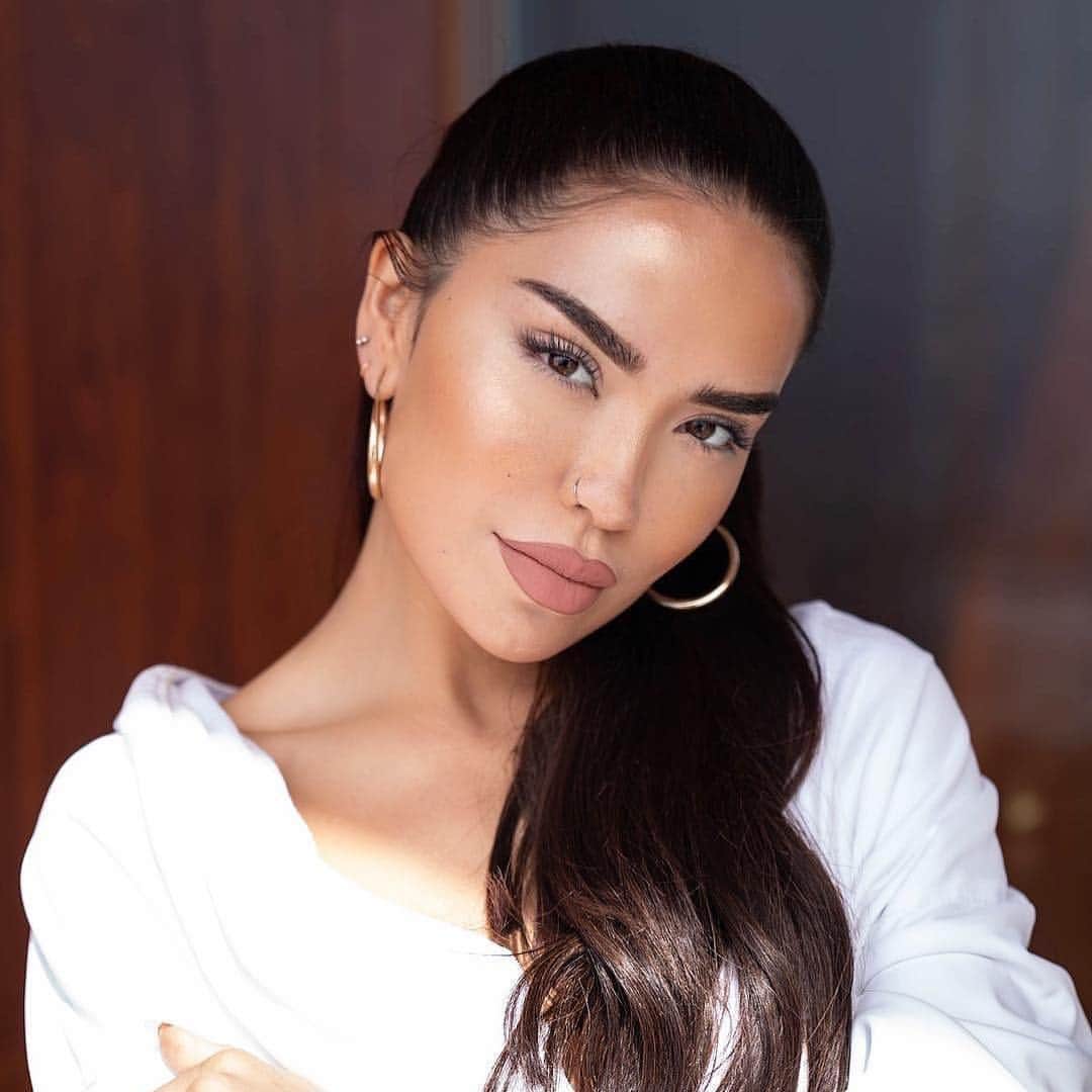 のインスタグラム：「No makeup makeup look brought to you by Banana Bright Face Primer for the ultimate GLOW✨ "It’s packed with Vitamin C to keep your skin looking fresh all day, smooths and blurs imperfections , extends the wear of your makeup and can be worn alone of with a full beat! Available @sephora." - @iluvsarahii. Have you tried this primer yet? #Regram」