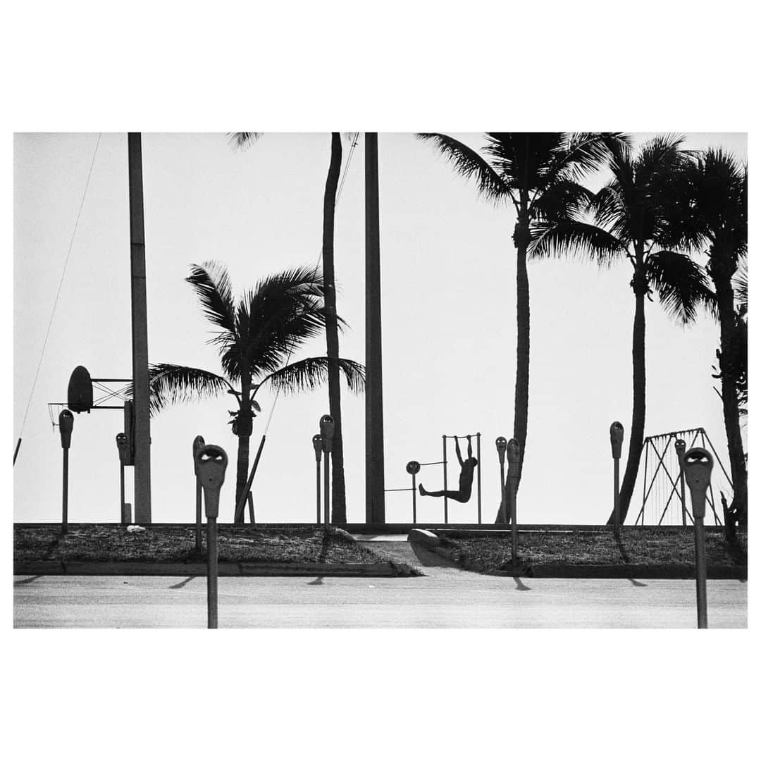 Magnum Photosさんのインスタグラム写真 - (Magnum PhotosInstagram)「Late Magnum photographer René Burri was born on this day in 1933. . PHOTO: Man exercising on a beach, not far from the port where nuclear submarines are stationed. Fort Lauderdale, Florida. USA. 1966. . © @fondationreneburri/#MagnumPhotos . #ReneBurri #onthisday #Bornonthisday」4月10日 4時00分 - magnumphotos
