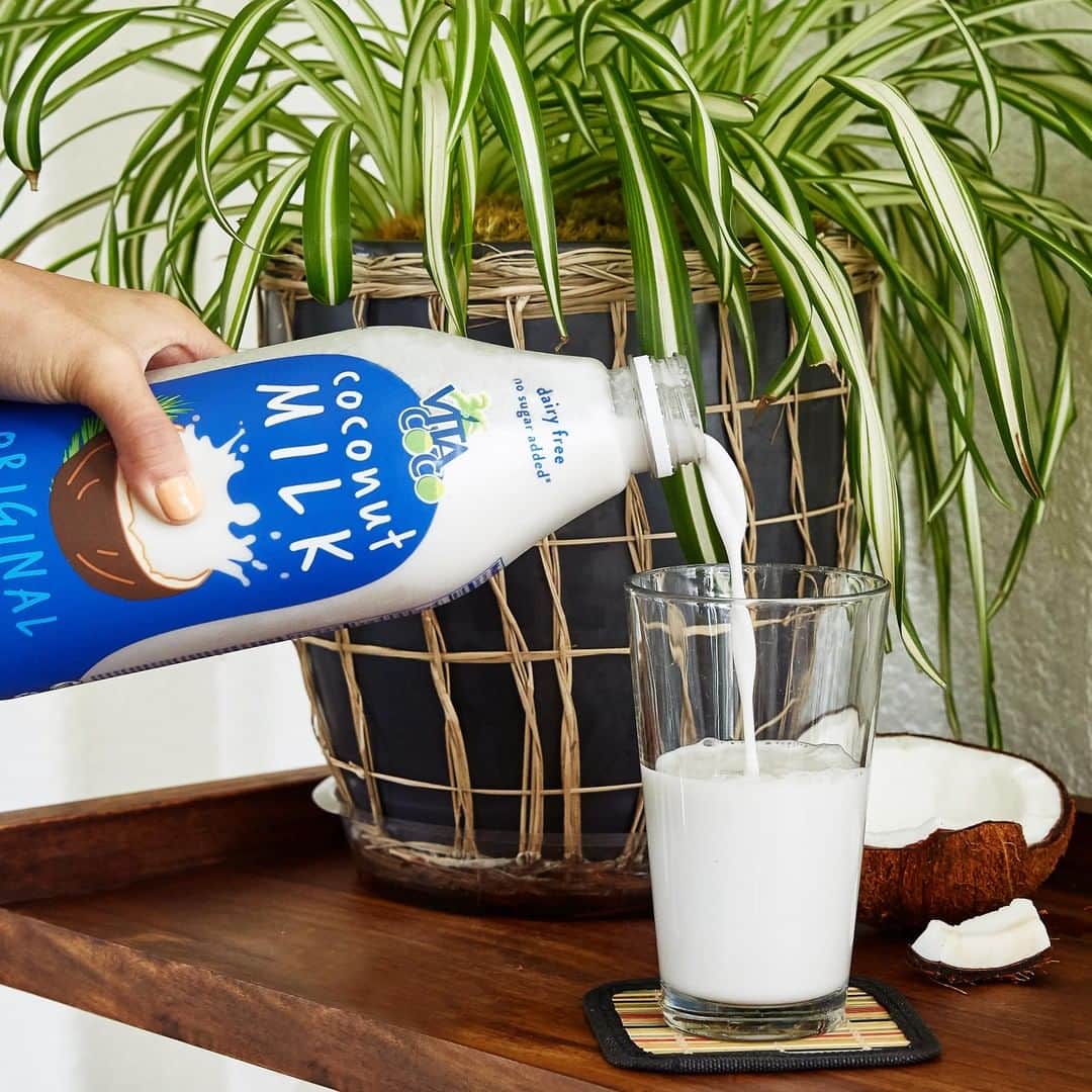 Vita Coco Coconut Waterのインスタグラム：「Taking a cookie dunking poll.  How do you like your cookies?  A little soggy, kind of soggy, definitely soggy?」